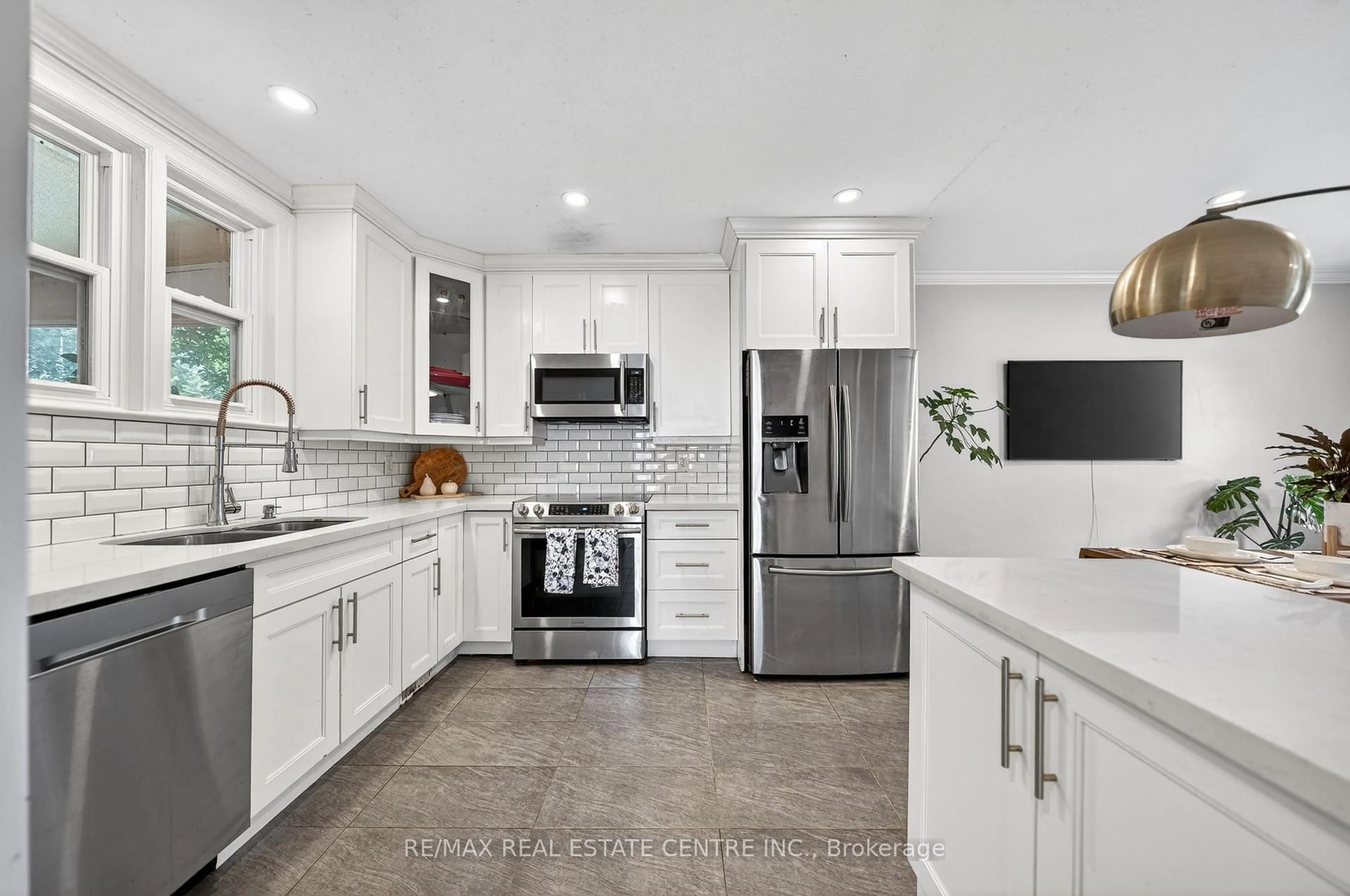 Open concept kitchen, ceramic/tile floor for 154 Bridgeport Rd, Waterloo Ontario N2J 2K4