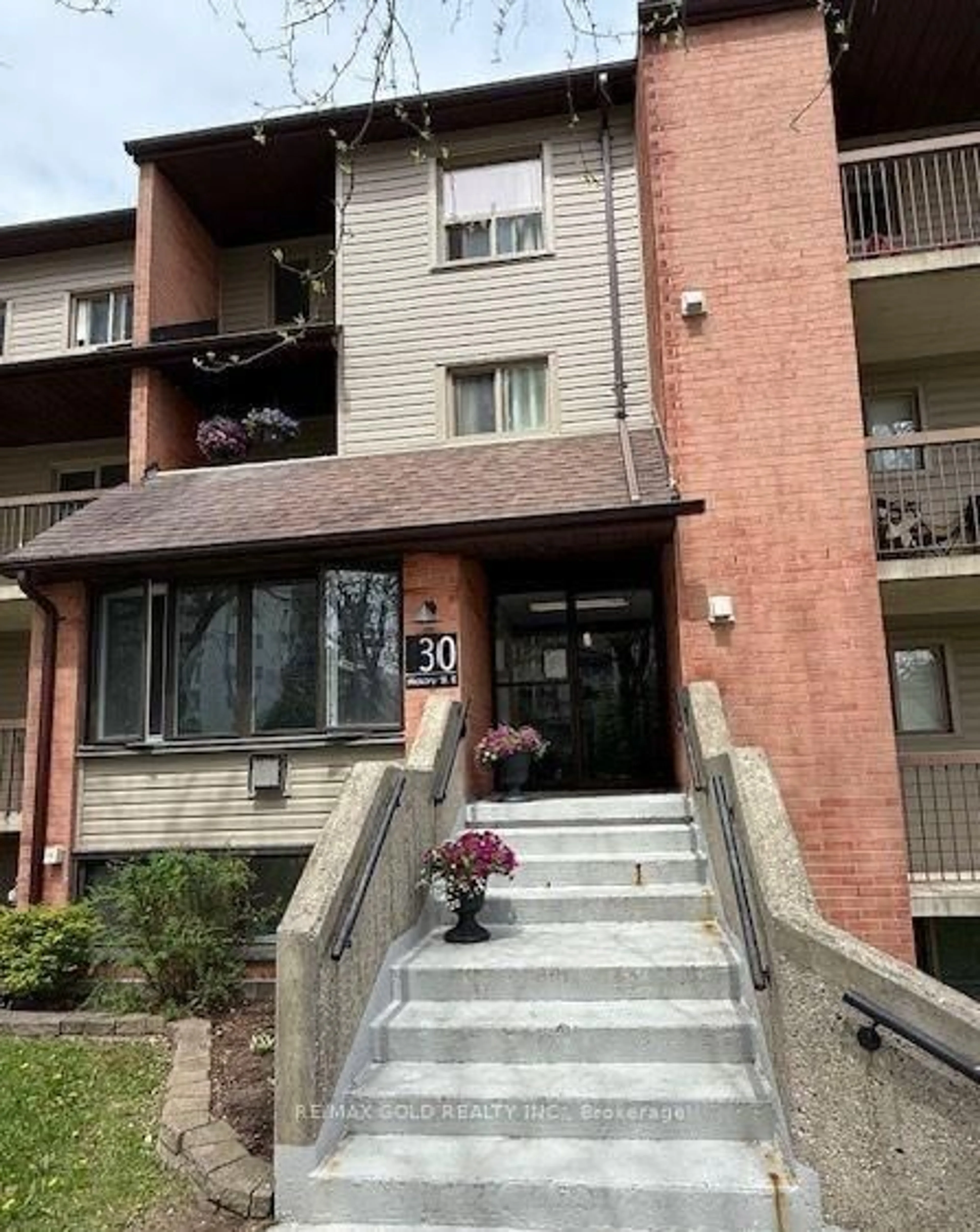 Indoor foyer for 30 Hickory St #111, Waterloo Ontario N2J 4L4