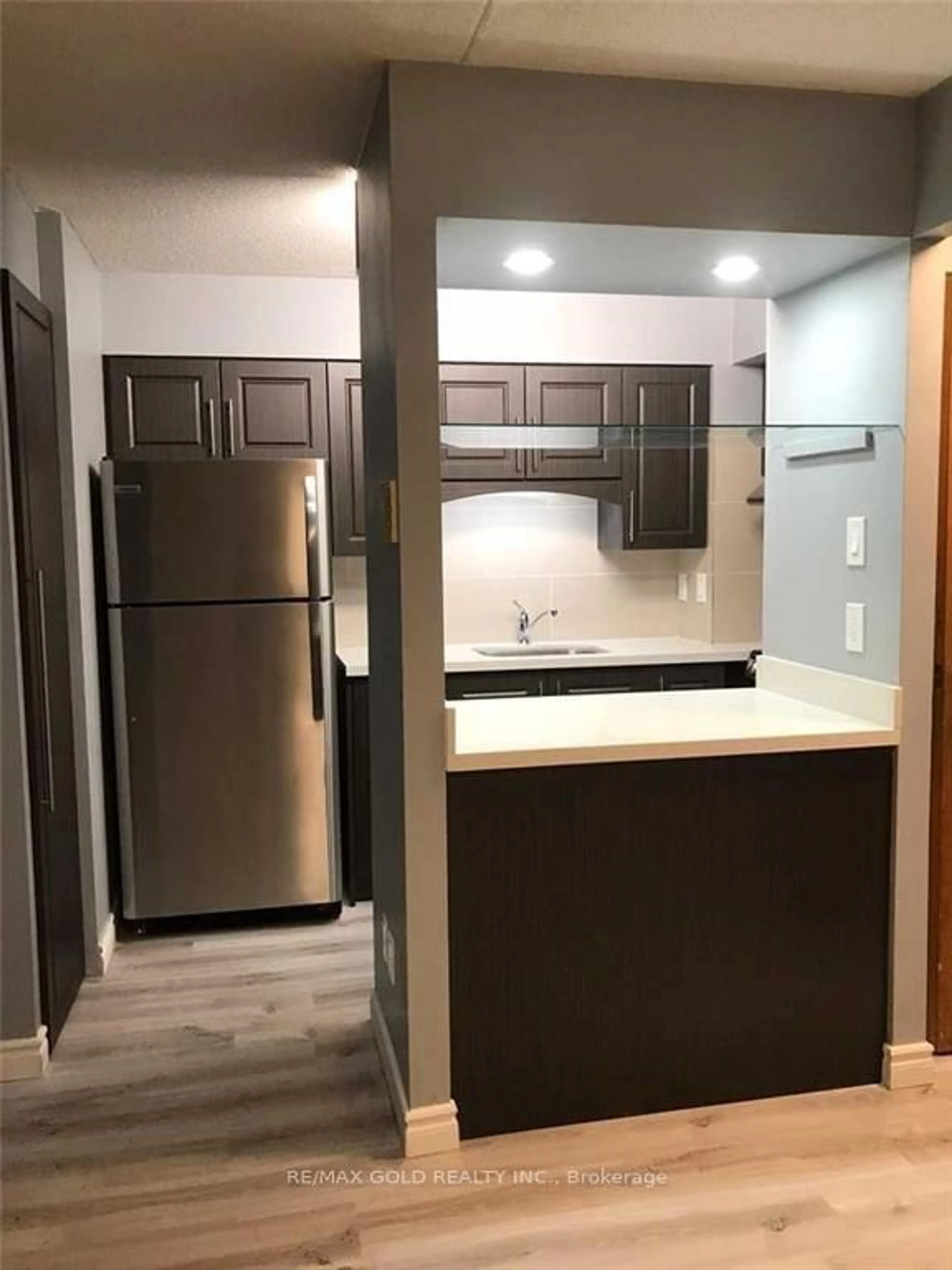 Standard kitchen, unknown for 30 Hickory St #111, Waterloo Ontario N2J 4L4