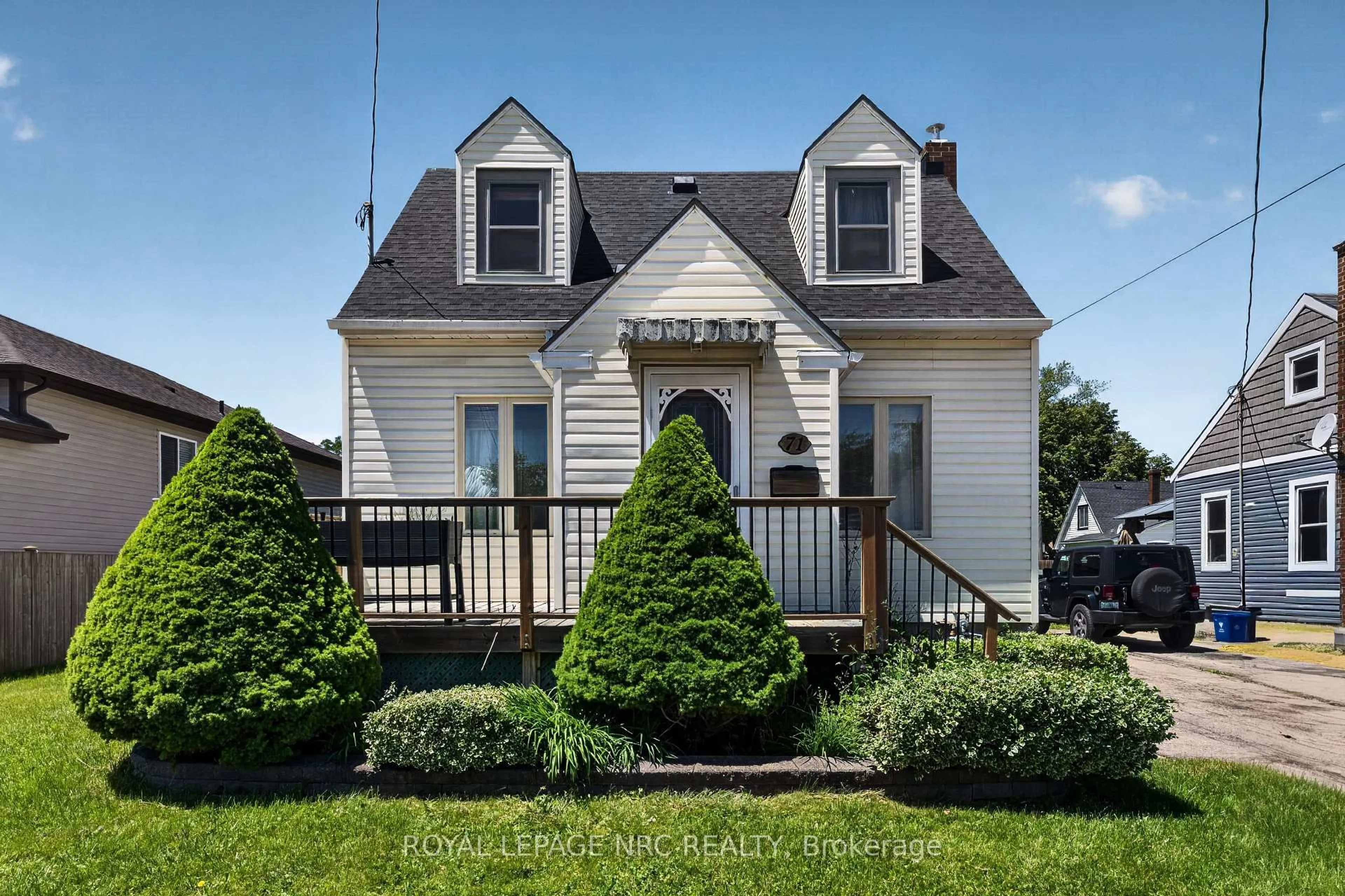 Home with vinyl exterior material, street for 71 Scholfield Ave, Welland Ontario L3B 1N4