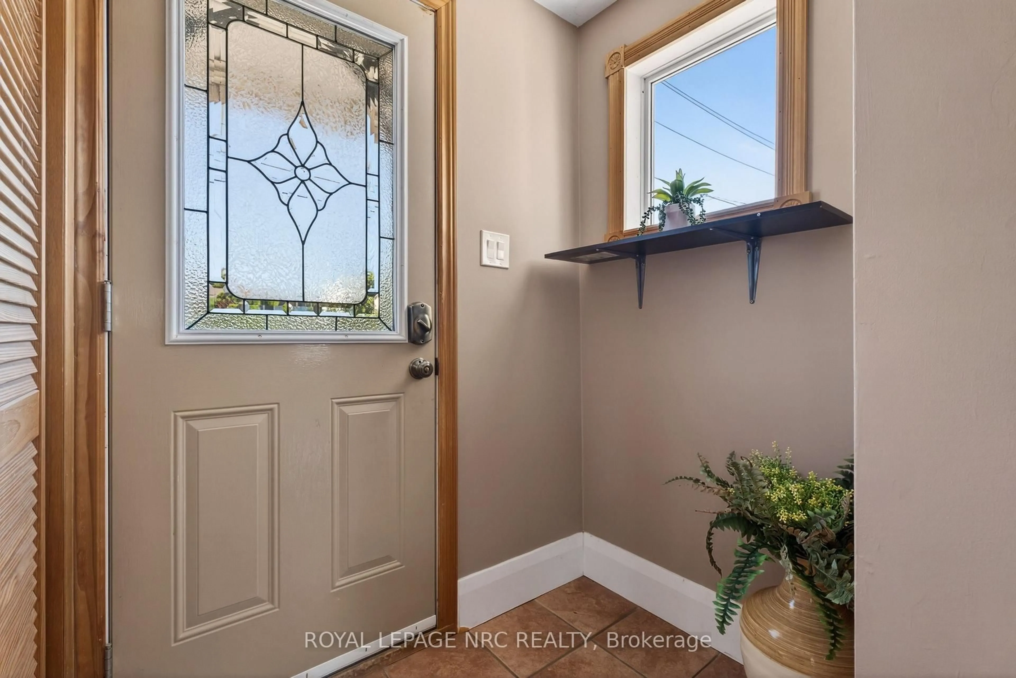 Indoor entryway for 71 Scholfield Ave, Welland Ontario L3B 1N4
