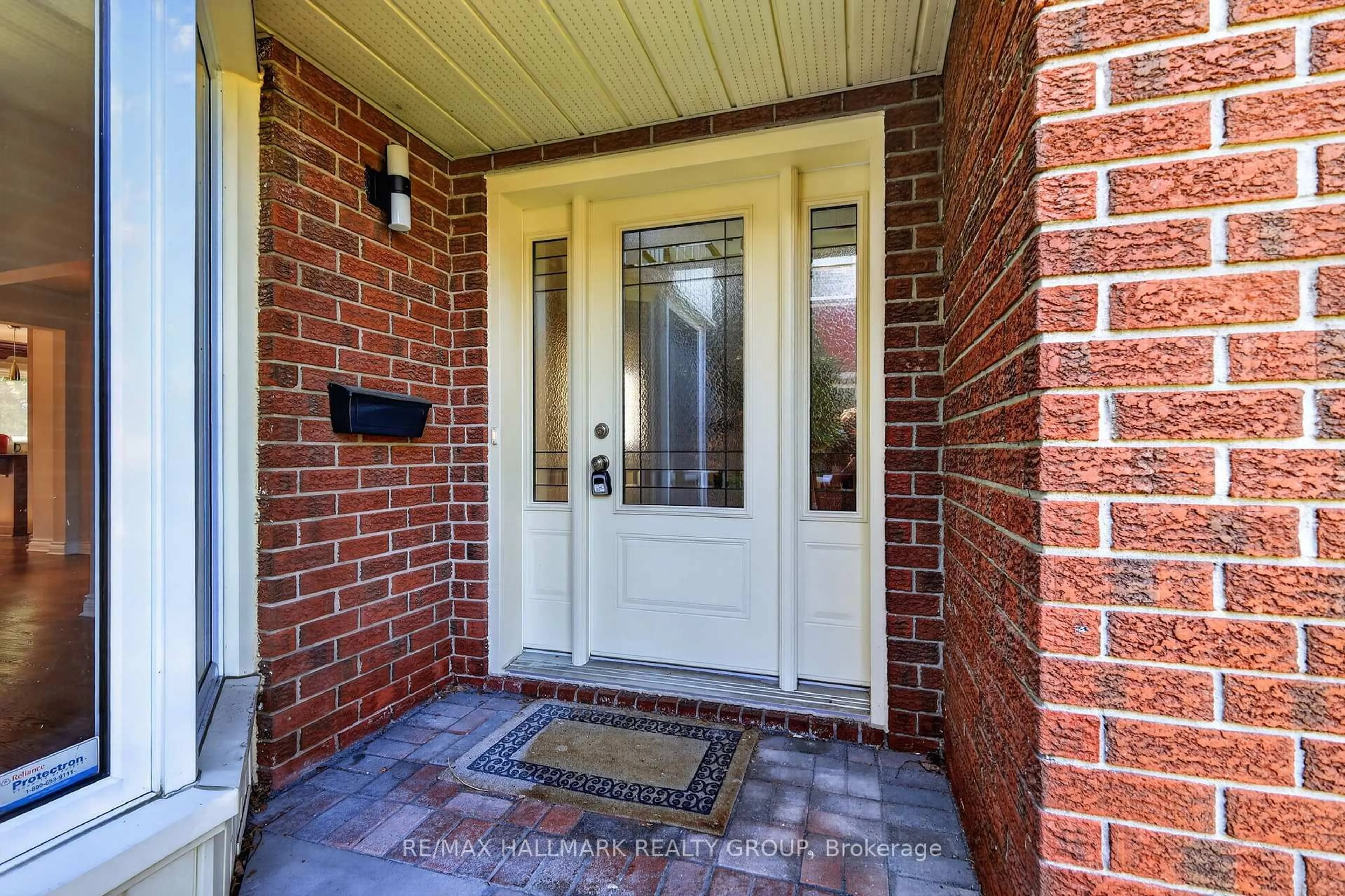Indoor entryway for 1426 Progress Pl, Ottawa Ontario K1B 5M3