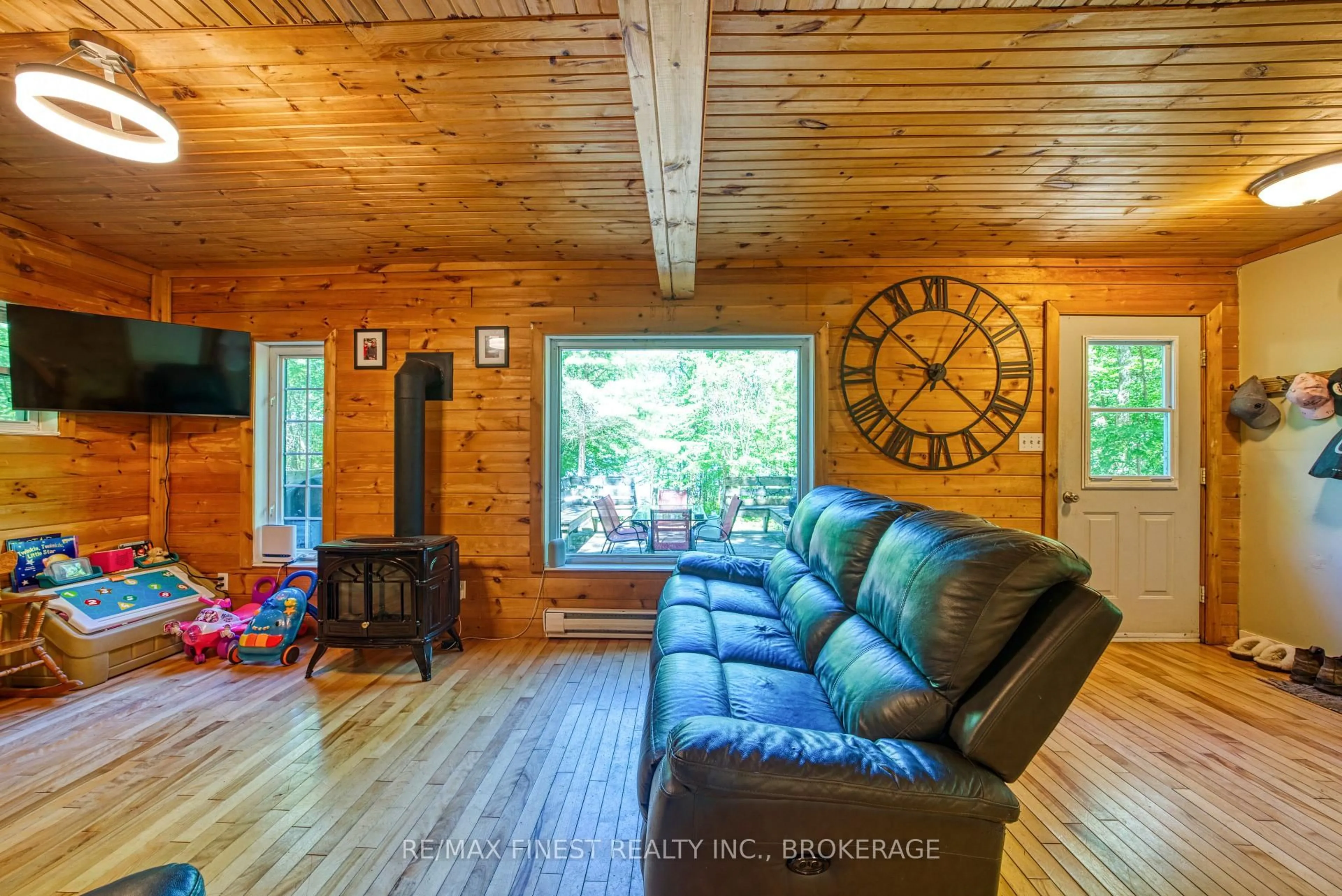 Living room with furniture, wood/laminate floor for 1035 Cozy Ridge Lane, Hartington Ontario K0H 1W0