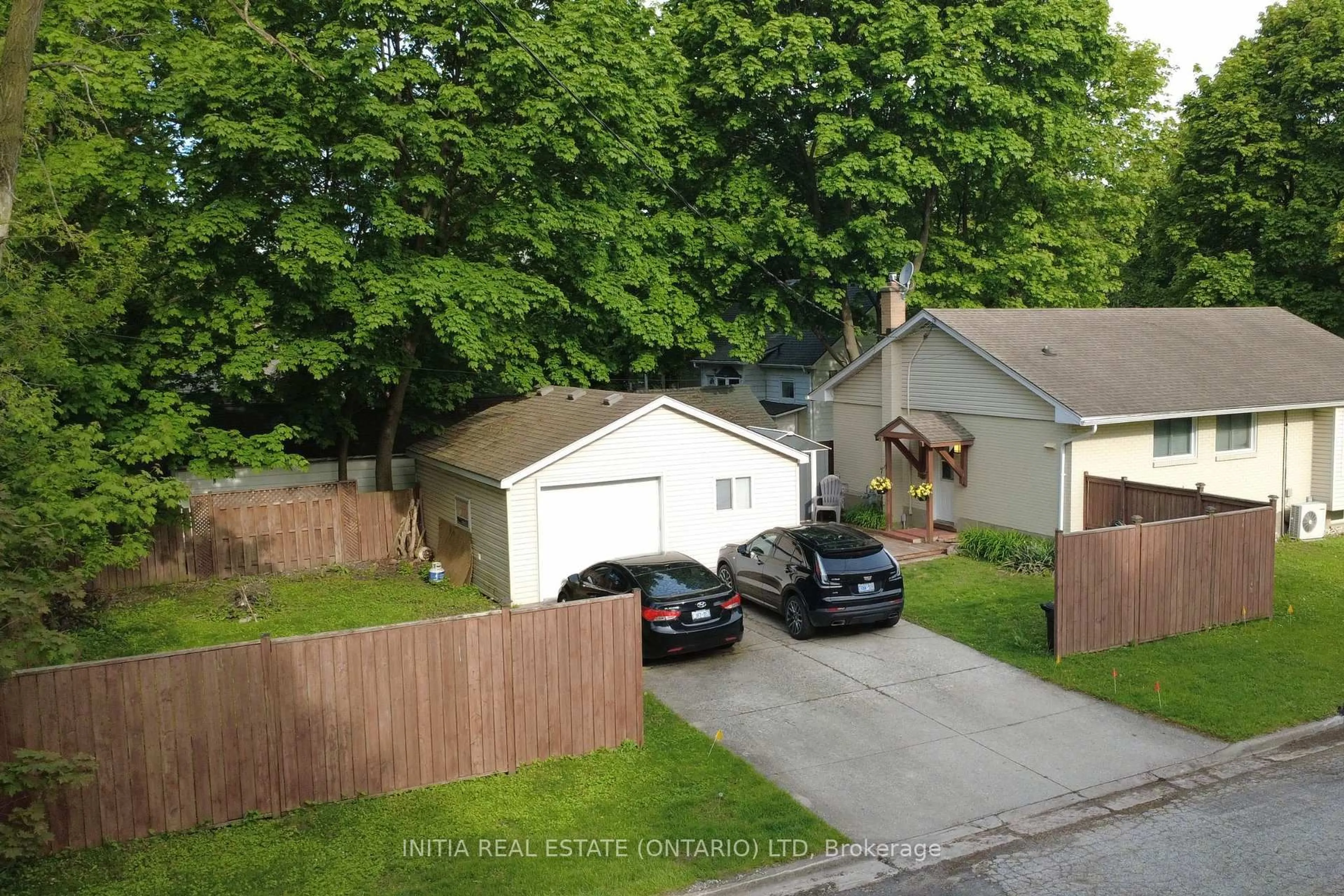A pic from outside/outdoor area/front of a property/back of a property/a pic from drone, street for 755 Talfourd St, Sarnia Ontario N7T 1S1