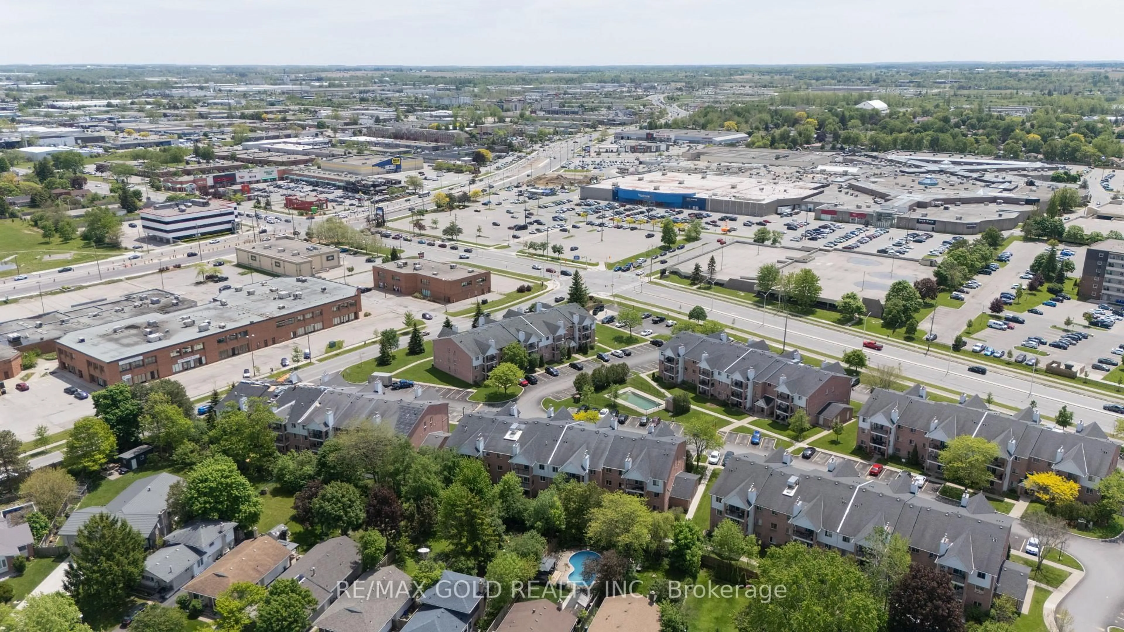 A pic from outside/outdoor area/front of a property/back of a property/a pic from drone, street for 935 Willow Dr, London South Ontario N6E 1P2