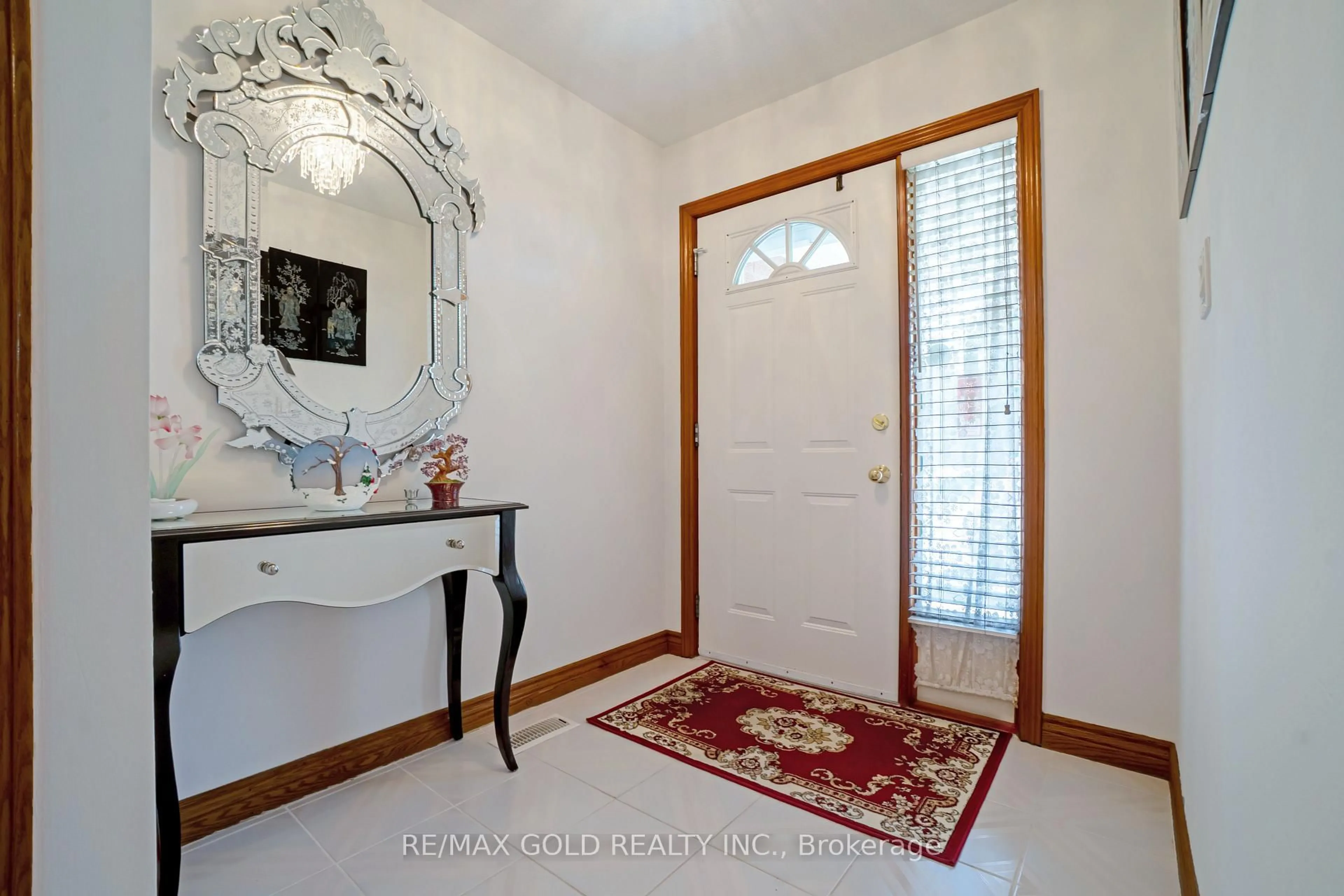 Indoor entryway for 935 Willow Dr, London South Ontario N6E 1P2