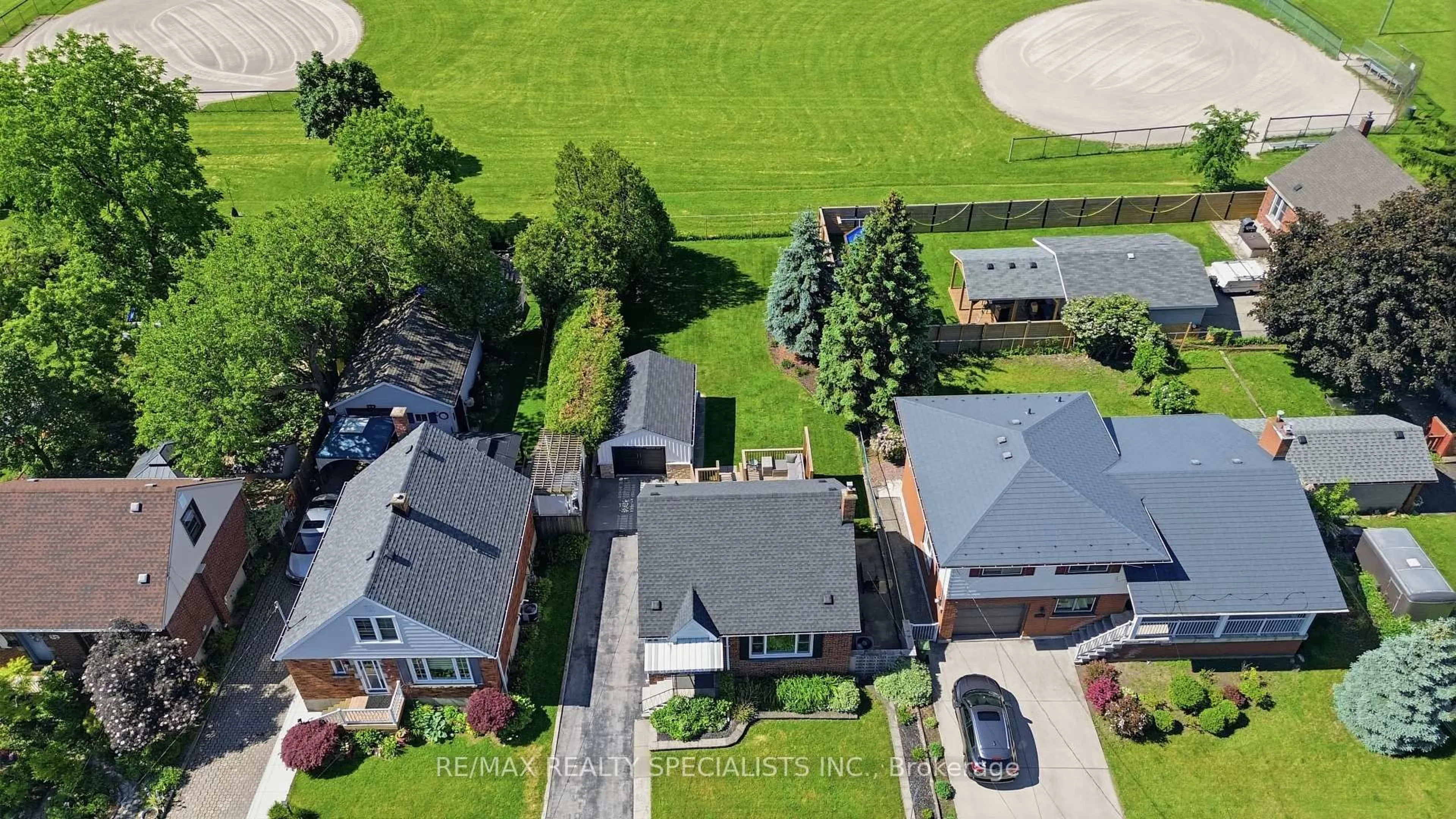 A pic from outside/outdoor area/front of a property/back of a property/a pic from drone, street for 14 Russell St, Hamilton Ontario L8V 1J5