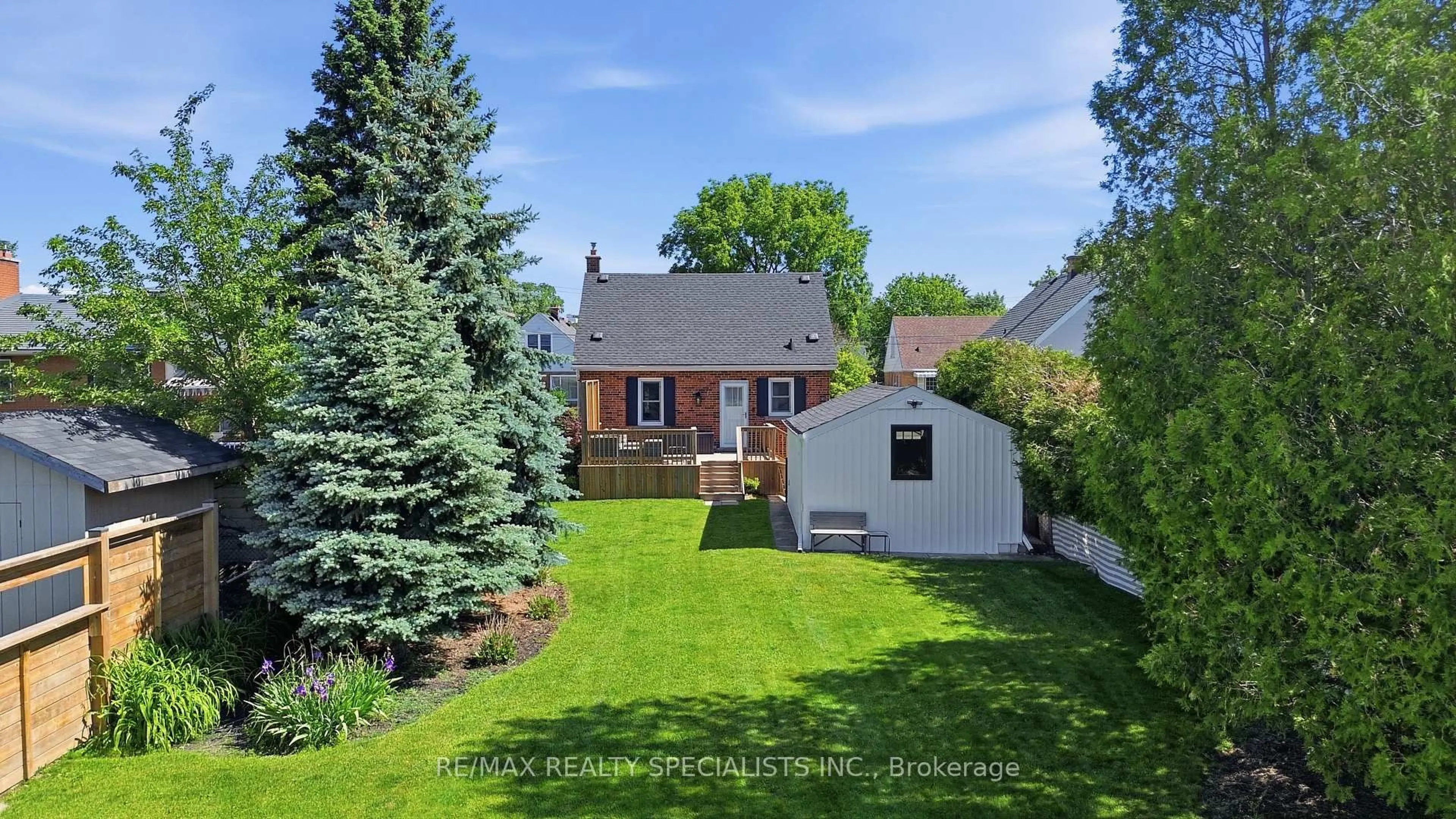 A pic from outside/outdoor area/front of a property/back of a property/a pic from drone, street for 14 Russell St, Hamilton Ontario L8V 1J5