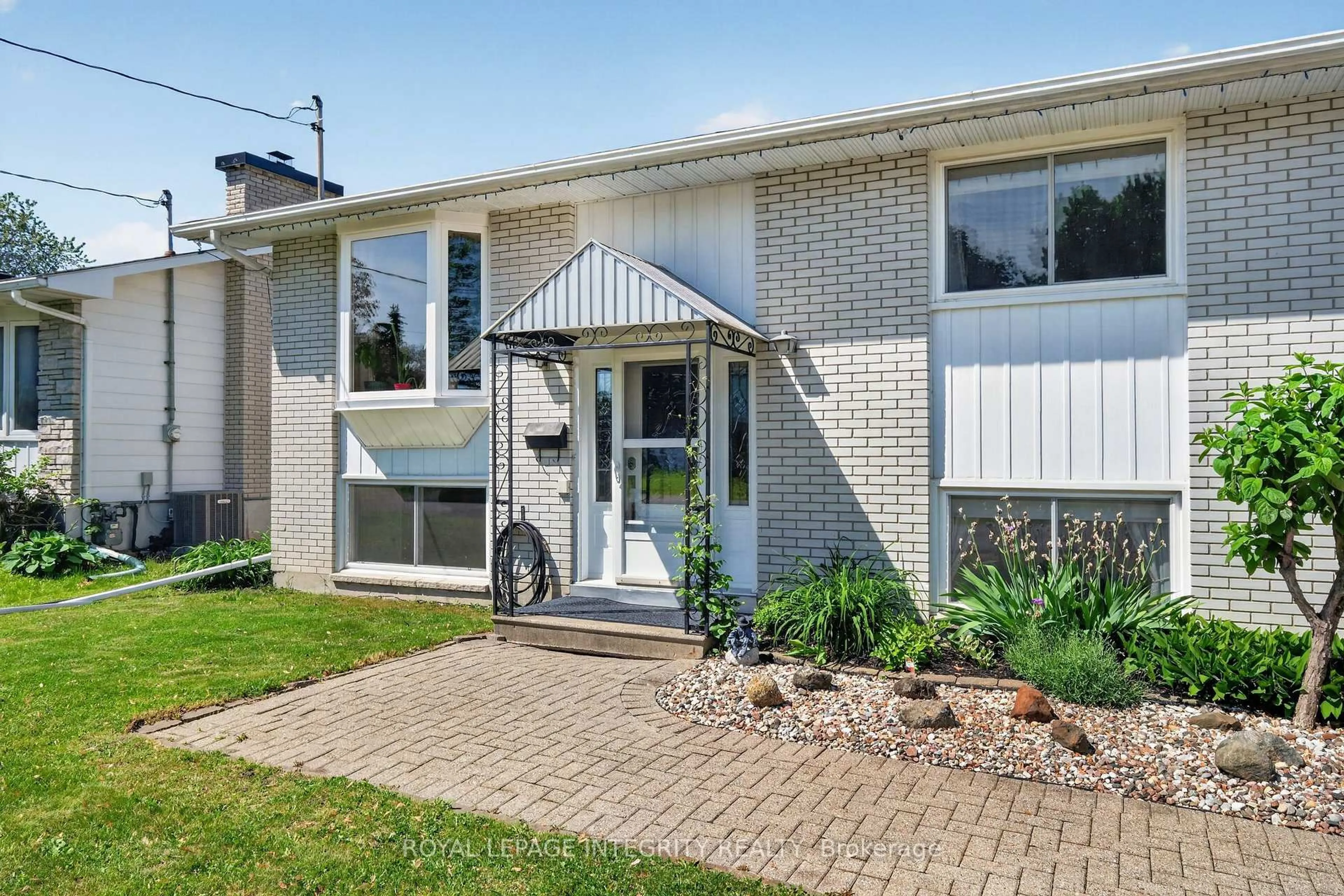 Home with brick exterior material, street for 850 Balsam Dr, Ottawa Ontario K1E 1B5