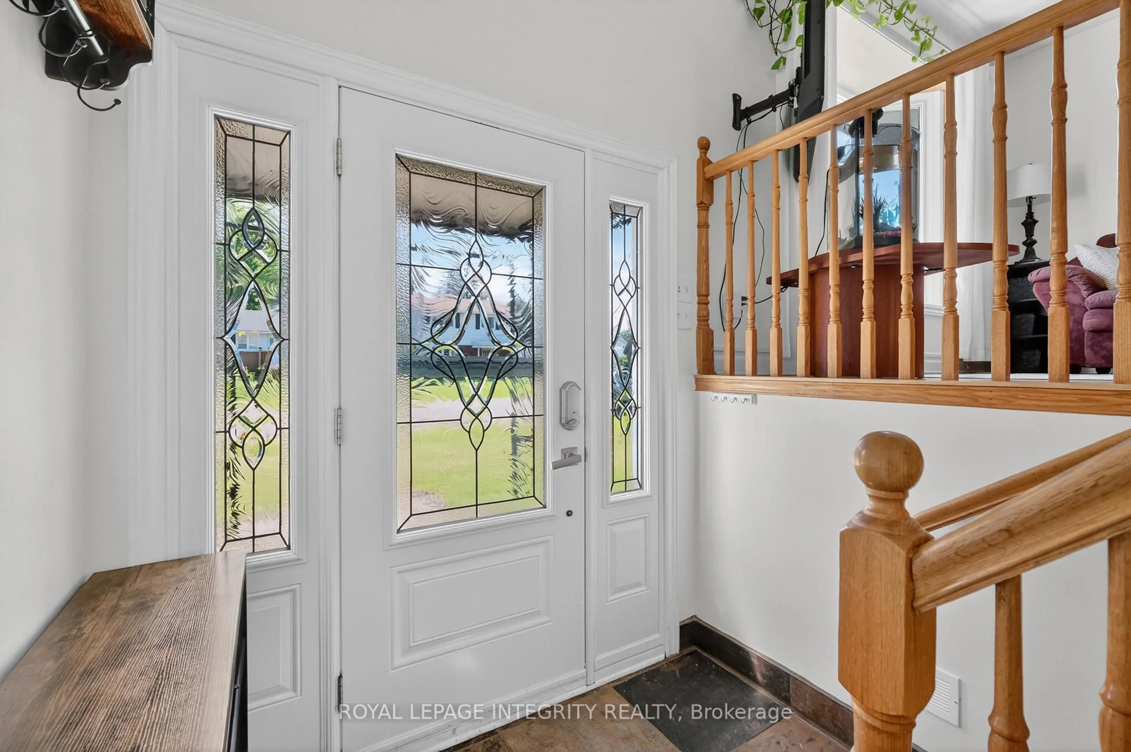 Indoor entryway for 850 Balsam Dr, Ottawa Ontario K1E 1B5