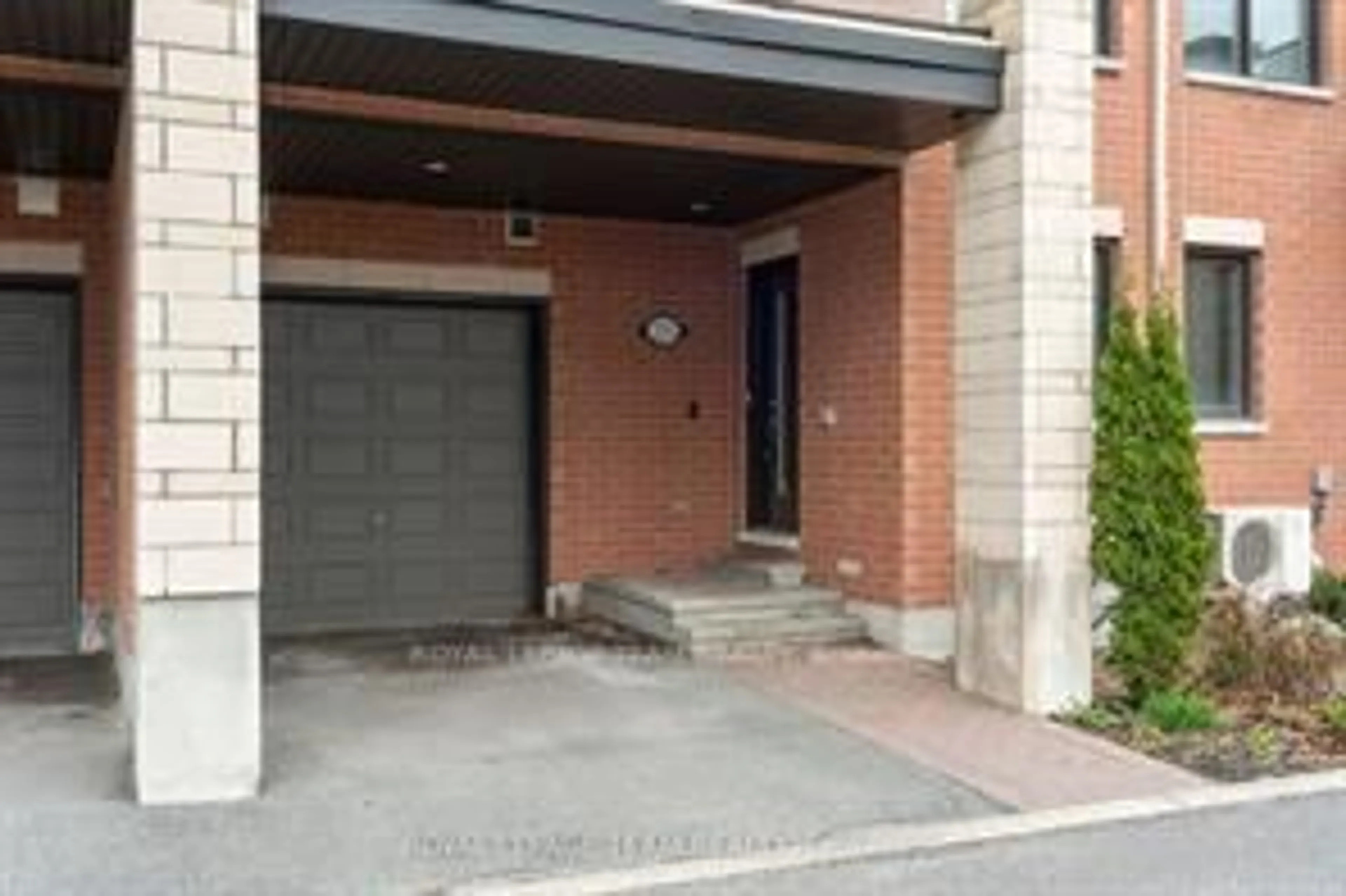 Indoor foyer for 224 CHAPERAL Private, Ottawa Ontario K2A 0Y2