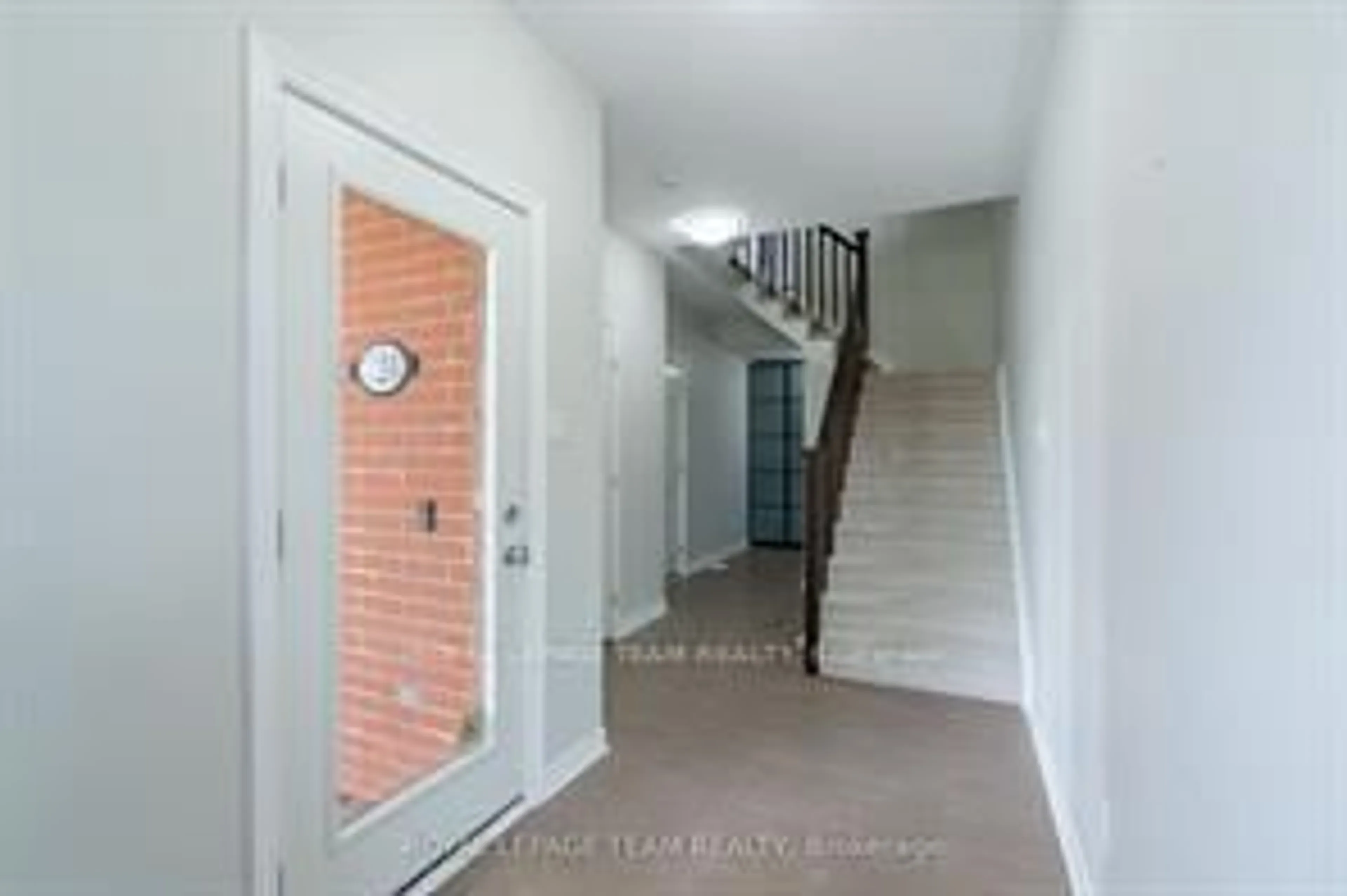 Indoor foyer for 224 CHAPERAL Private, Ottawa Ontario K2A 0Y2