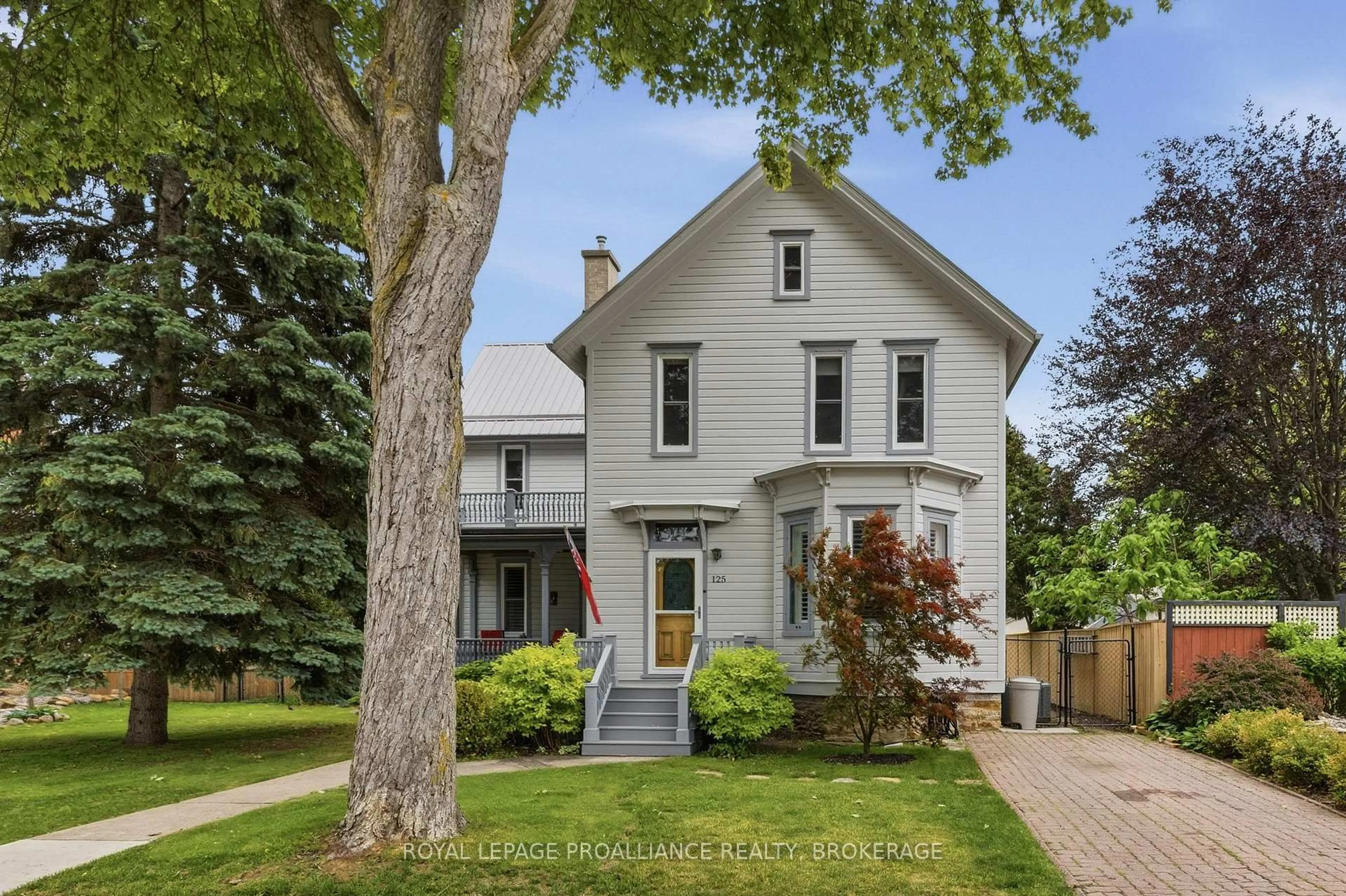 Home with vinyl exterior material, street for 125 Arthur St, Gananoque Ontario K7G 1B1