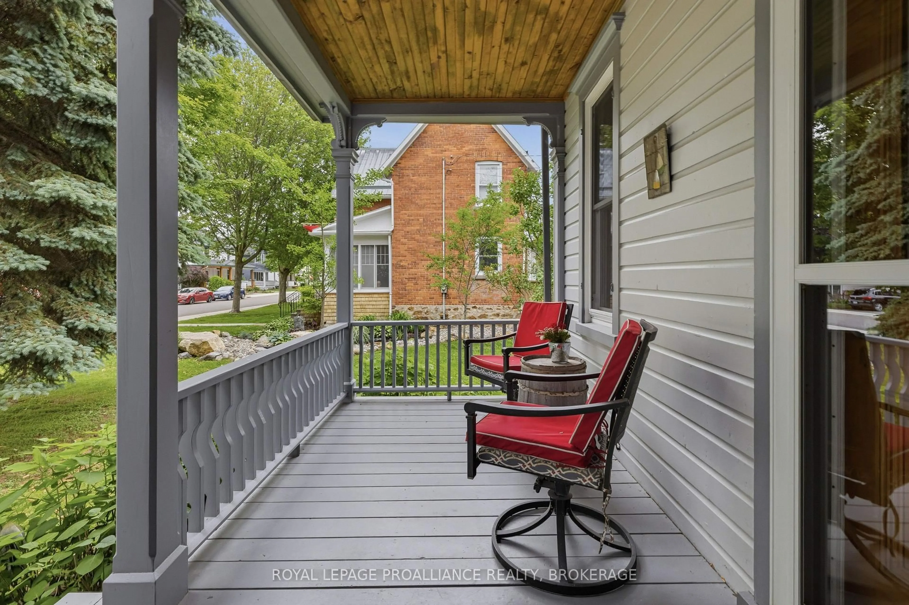 Patio, street for 125 Arthur St, Gananoque Ontario K7G 1B1