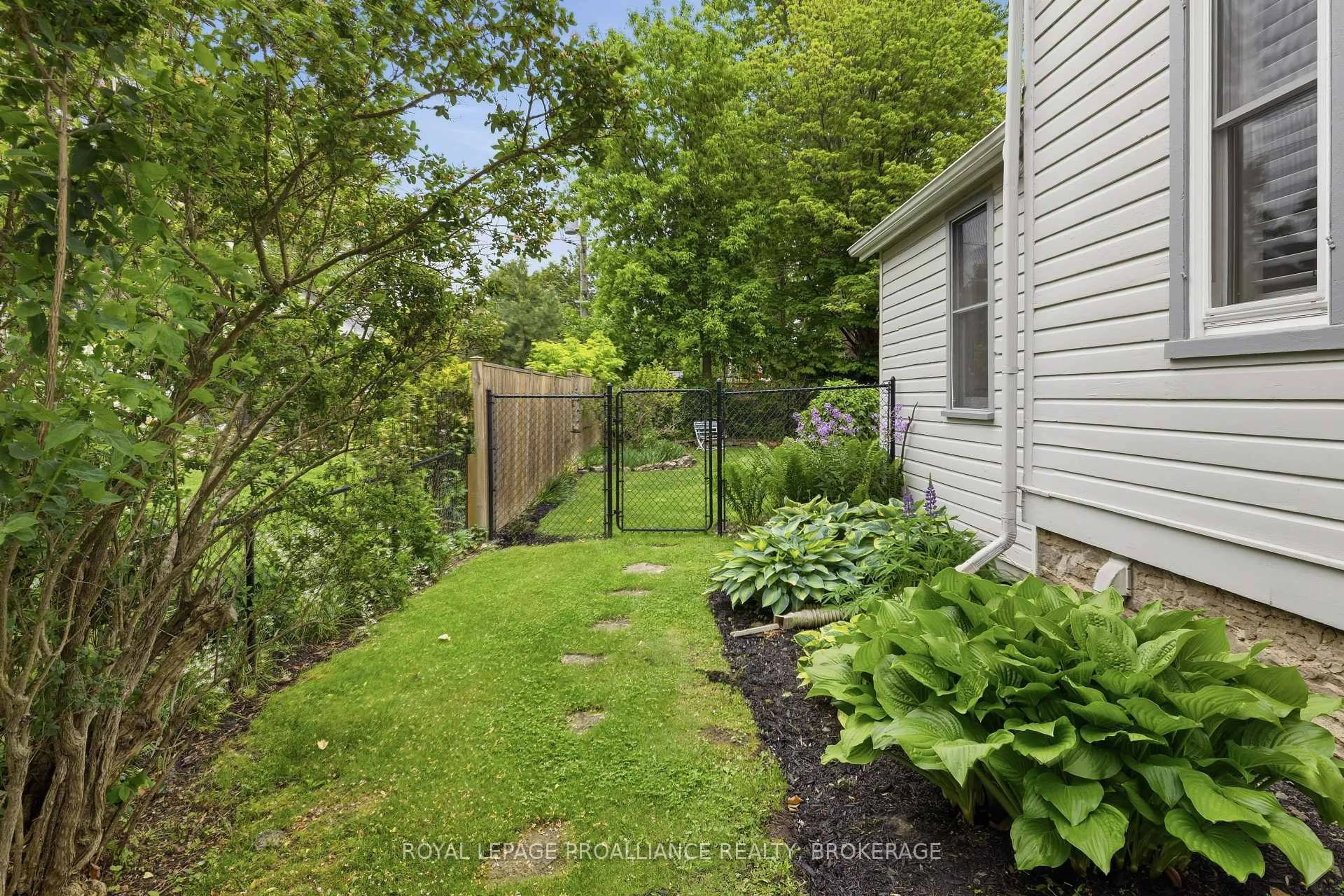Patio, street for 125 Arthur St, Gananoque Ontario K7G 1B1