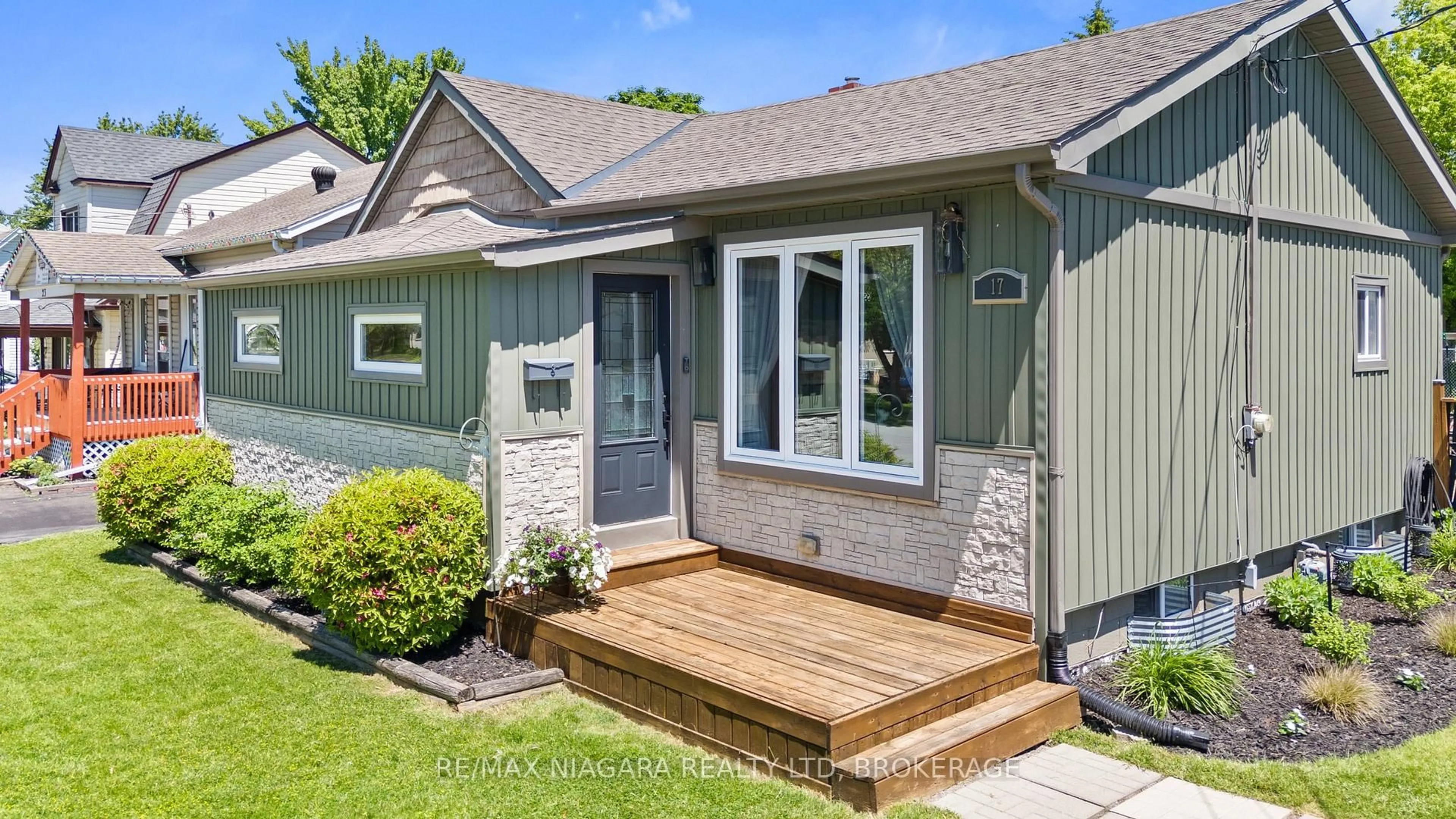 Home with vinyl exterior material, street for 17 HUMBOLDT Pkwy, Port Colborne Ontario L3K 2H1