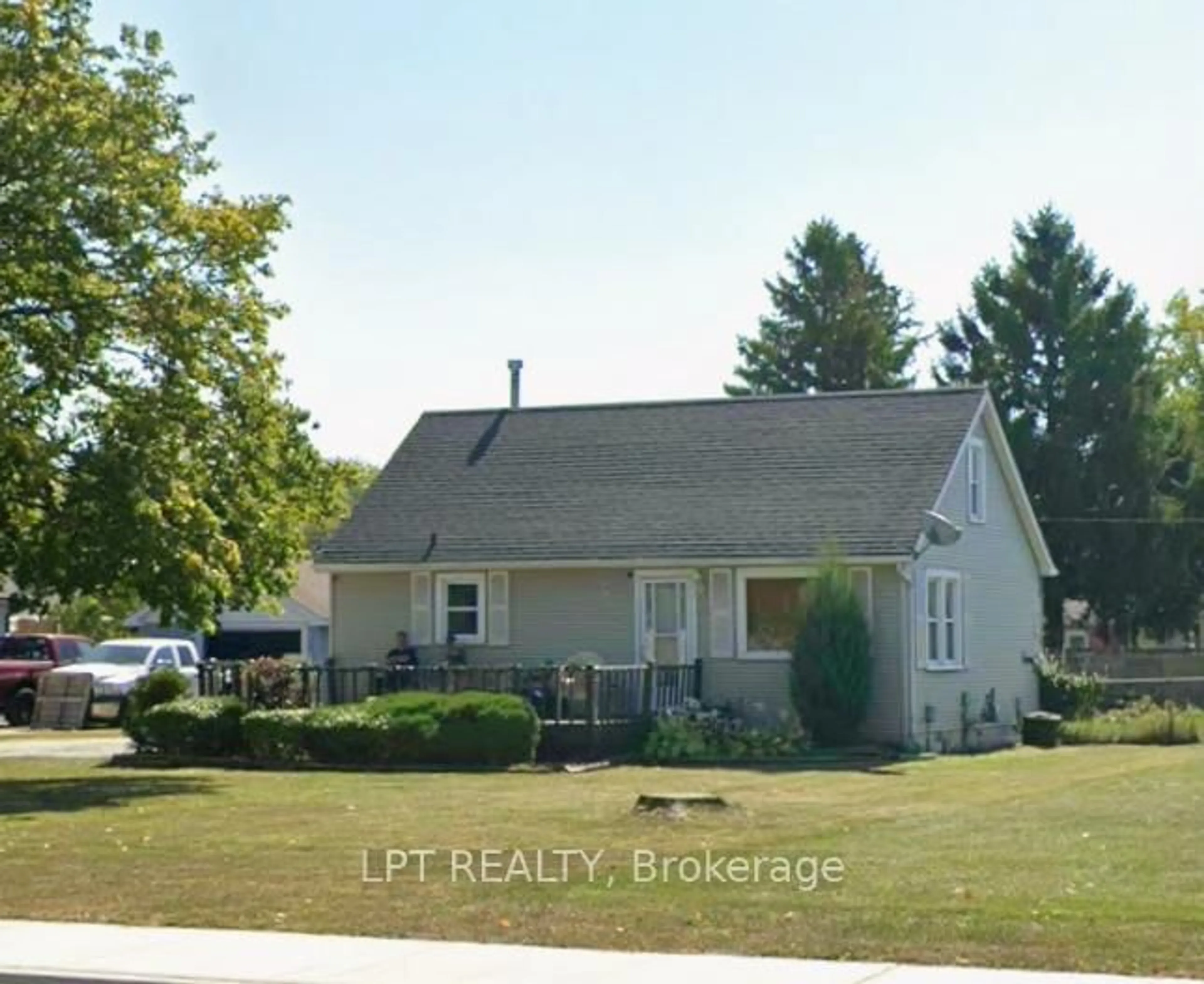 Home with vinyl exterior material, street for 1709 Dufferin Ave, Chatham-Kent Ontario N8A 2X3