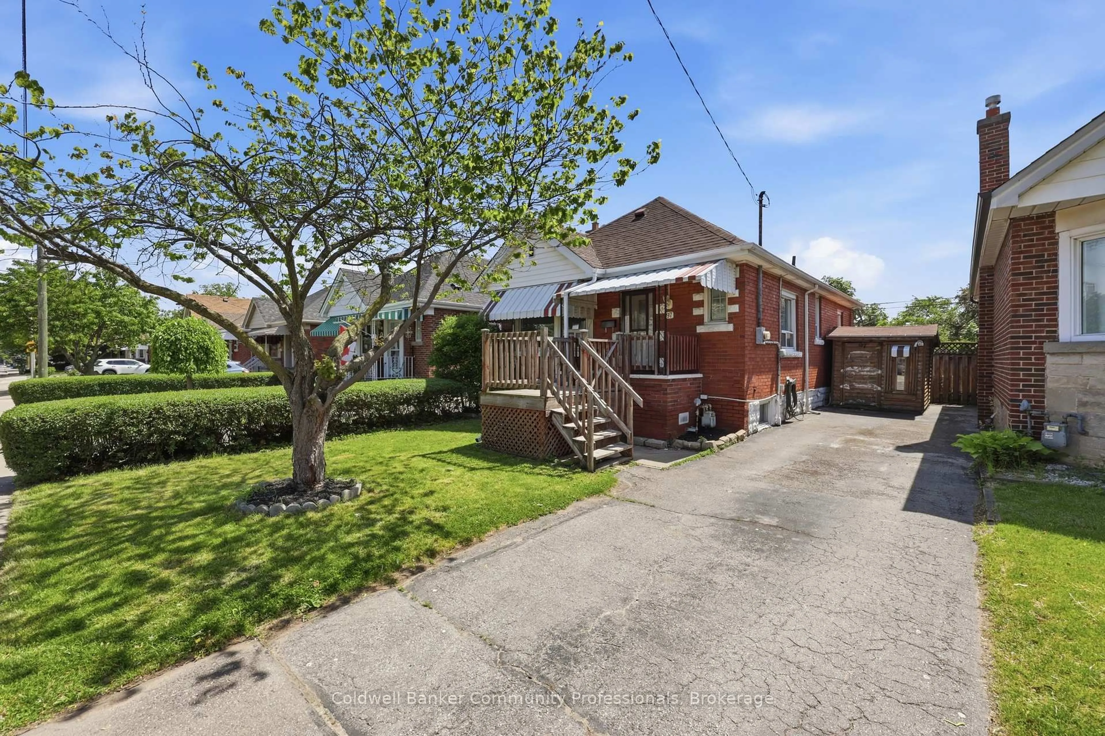 A pic from outside/outdoor area/front of a property/back of a property/a pic from drone, street for 97 Tragina Ave, Hamilton Ontario L8K 2Z4