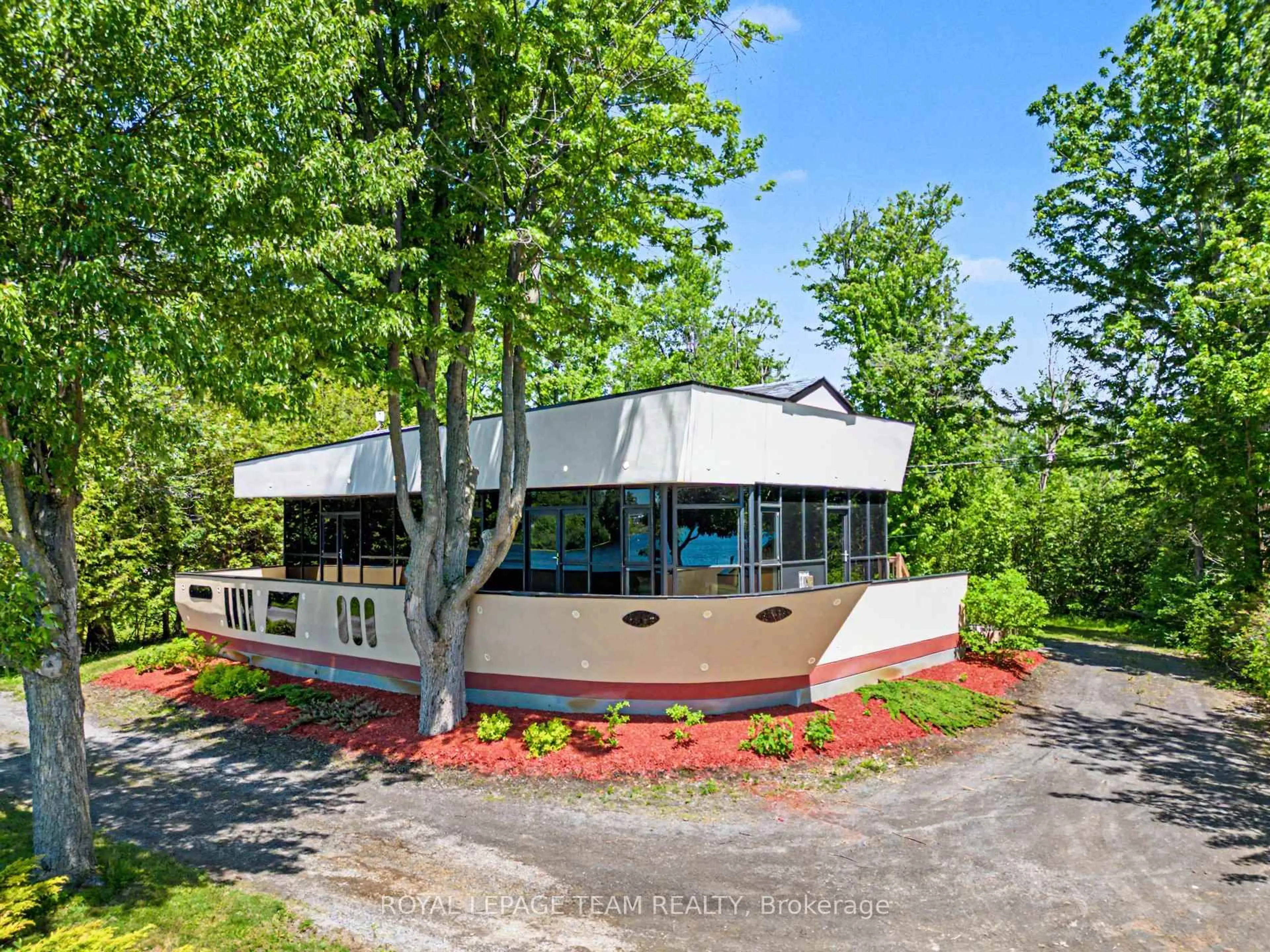 A pic from outside/outdoor area/front of a property/back of a property/a pic from drone, unknown for 5066K Lorne Bridge Rd, Ottawa Ontario K4M 1B4