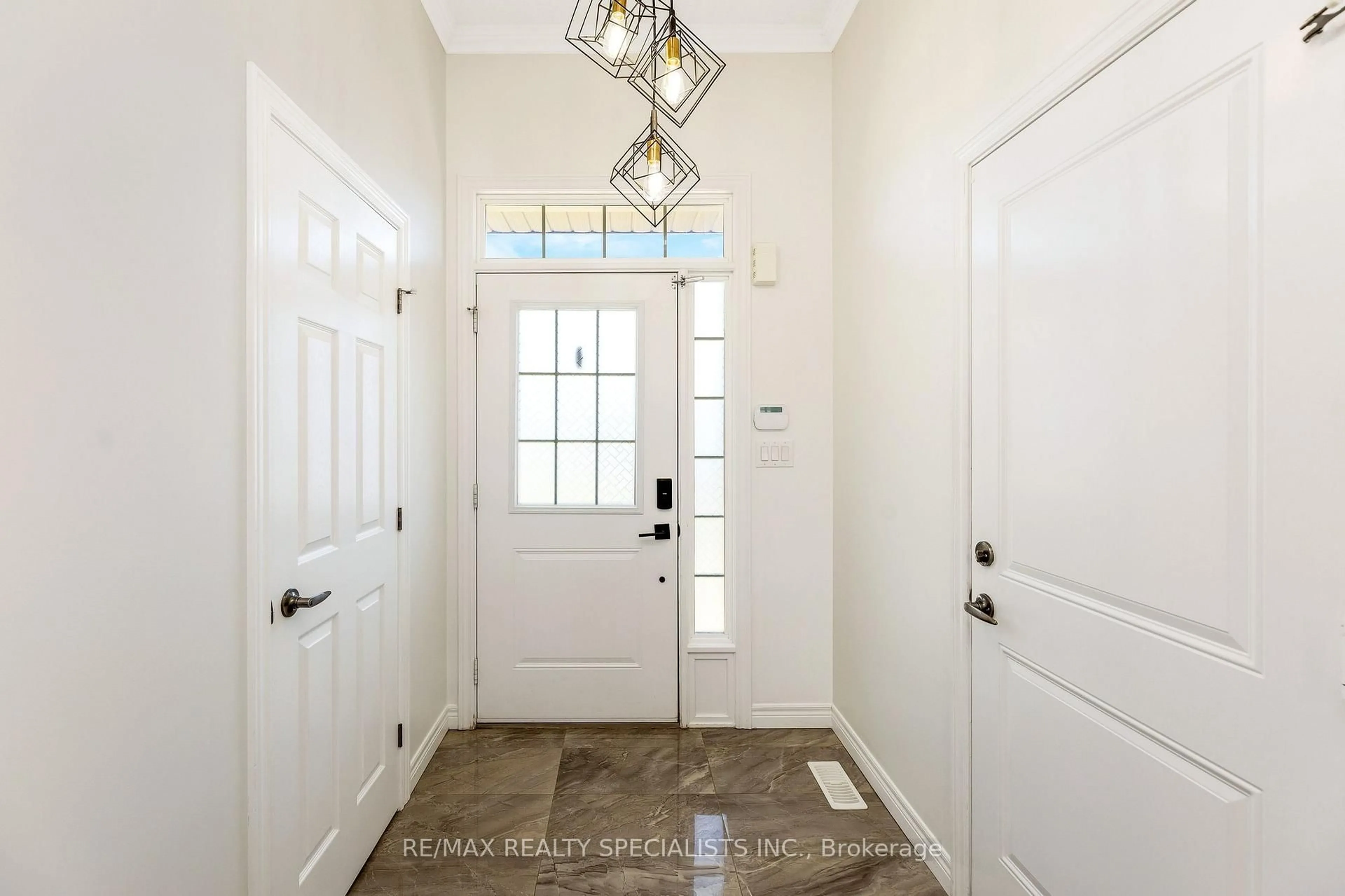 Indoor entryway for 39 FAIRGROUNDS Dr, Hamilton Ontario L0R 1C0