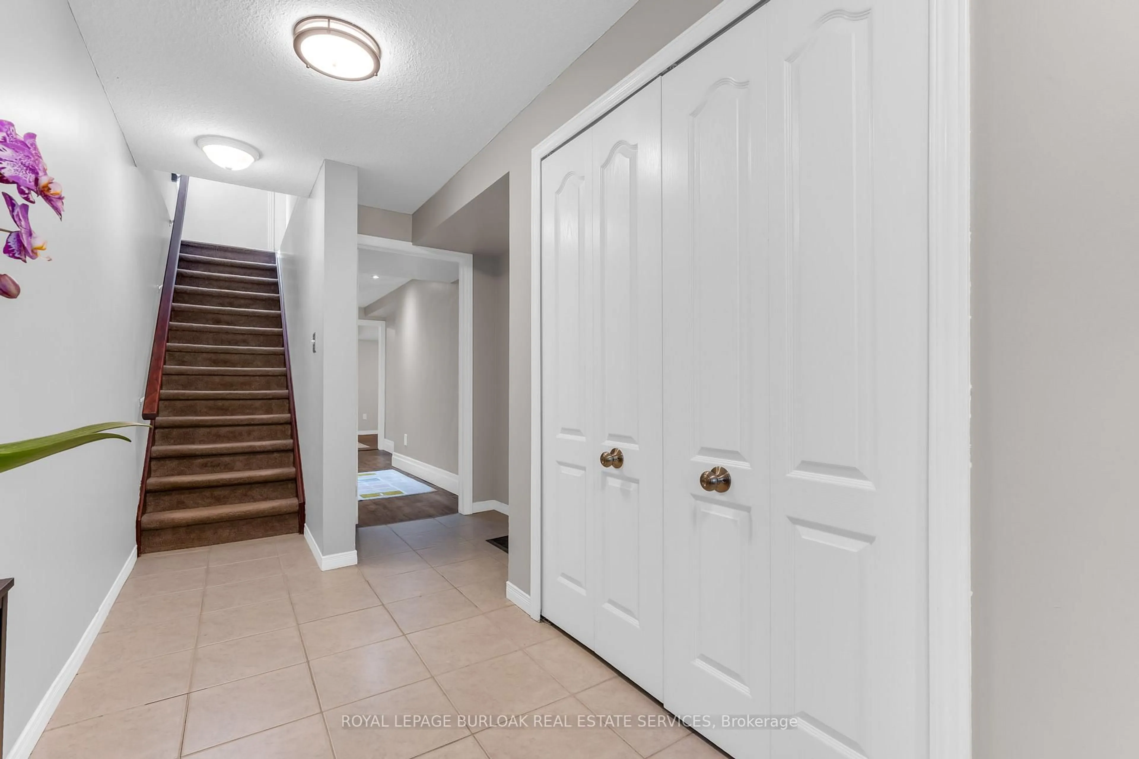 Indoor entryway for 7 Southside Pl #16, Hamilton Ontario L9C 7W6