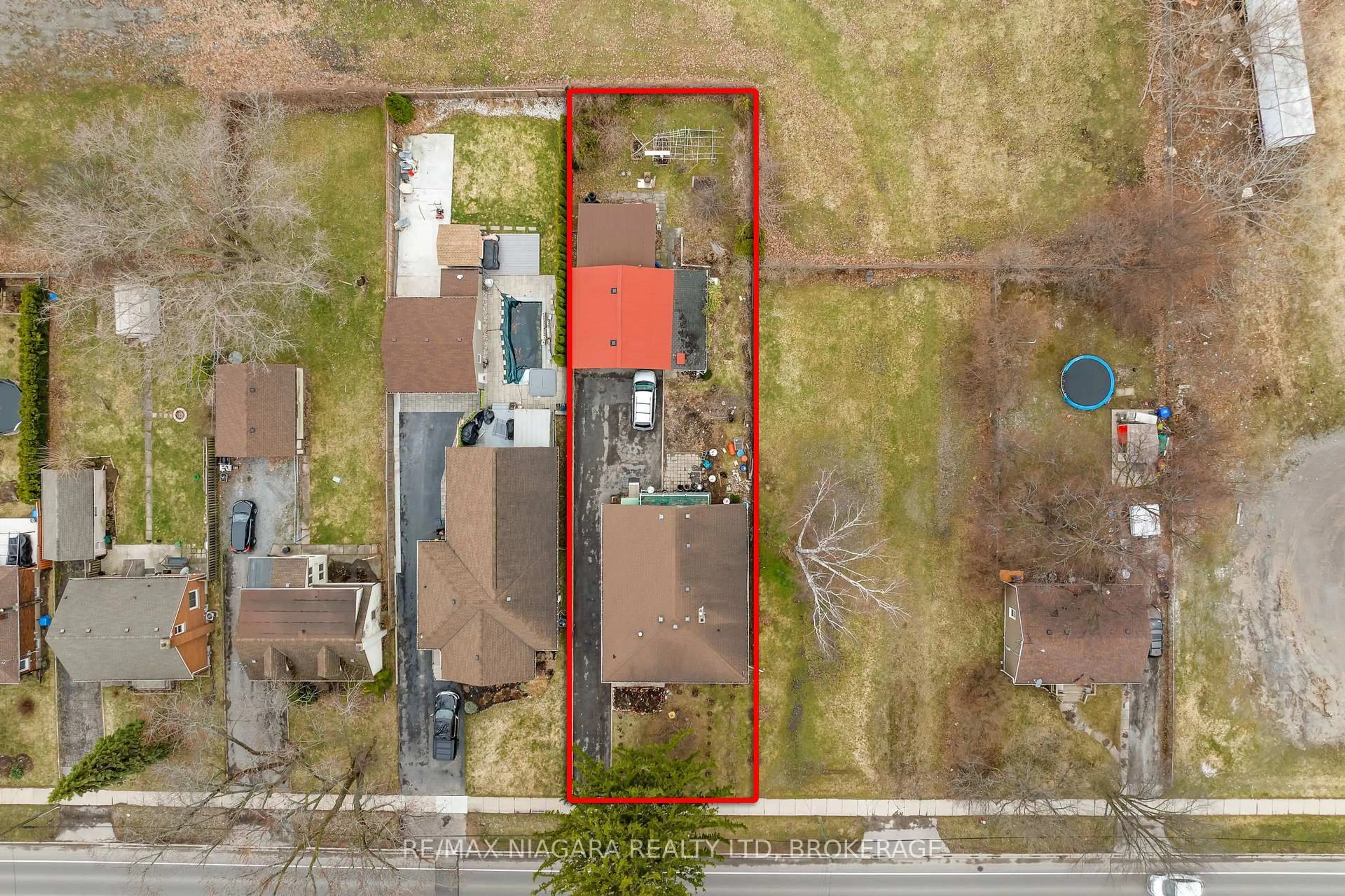 A pic from outside/outdoor area/front of a property/back of a property/a pic from drone, street for 5999 Montrose Rd, Niagara Falls Ontario L2H 1L4