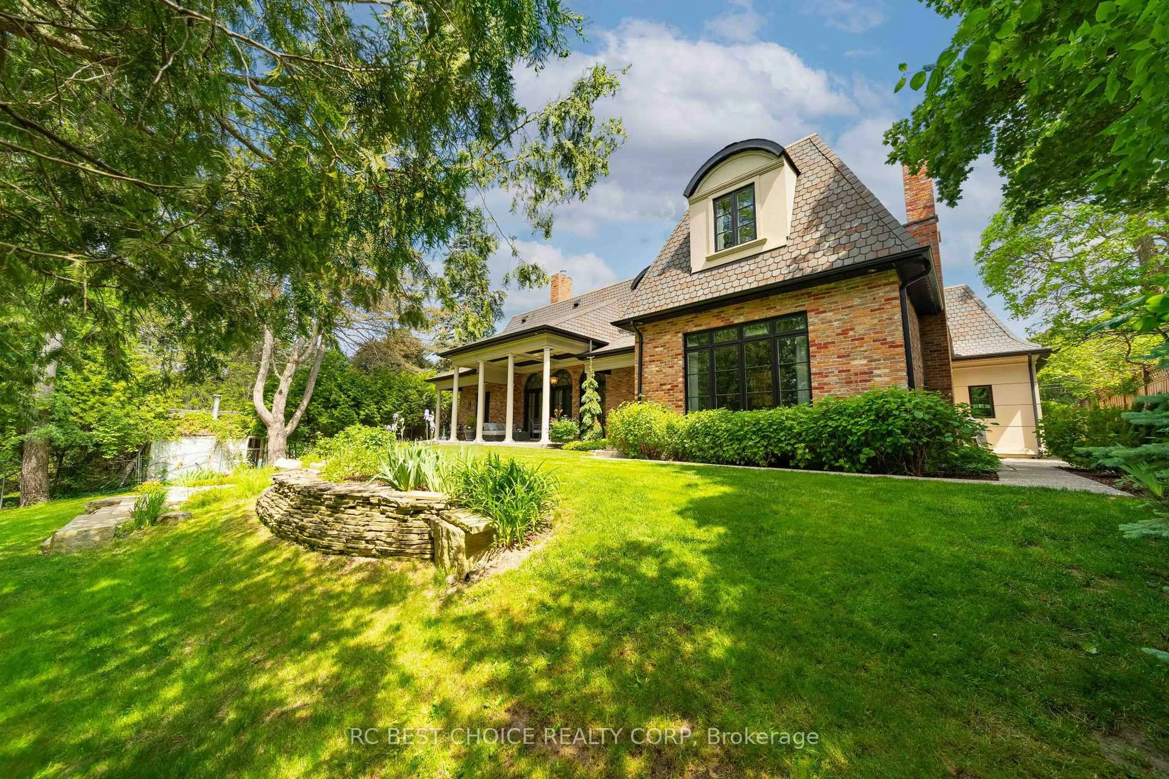 A pic from outside/outdoor area/front of a property/back of a property/a pic from drone, unknown for 1577 Gloucester Rd, London North Ontario N6G 2S5