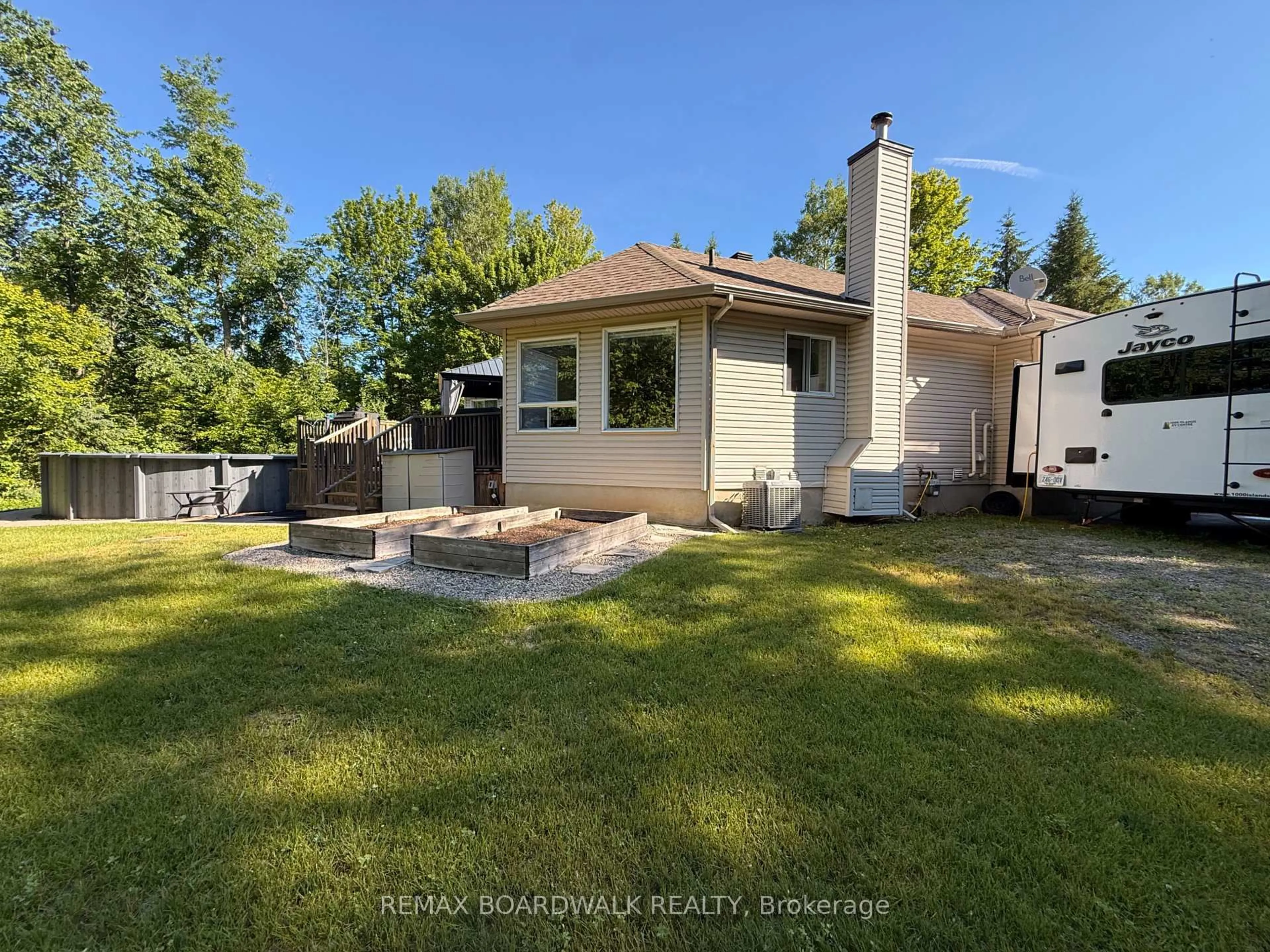 A pic from outside/outdoor area/front of a property/back of a property/a pic from drone, unknown for 15 Birch Dr, North Grenville Ontario K0G 1J0