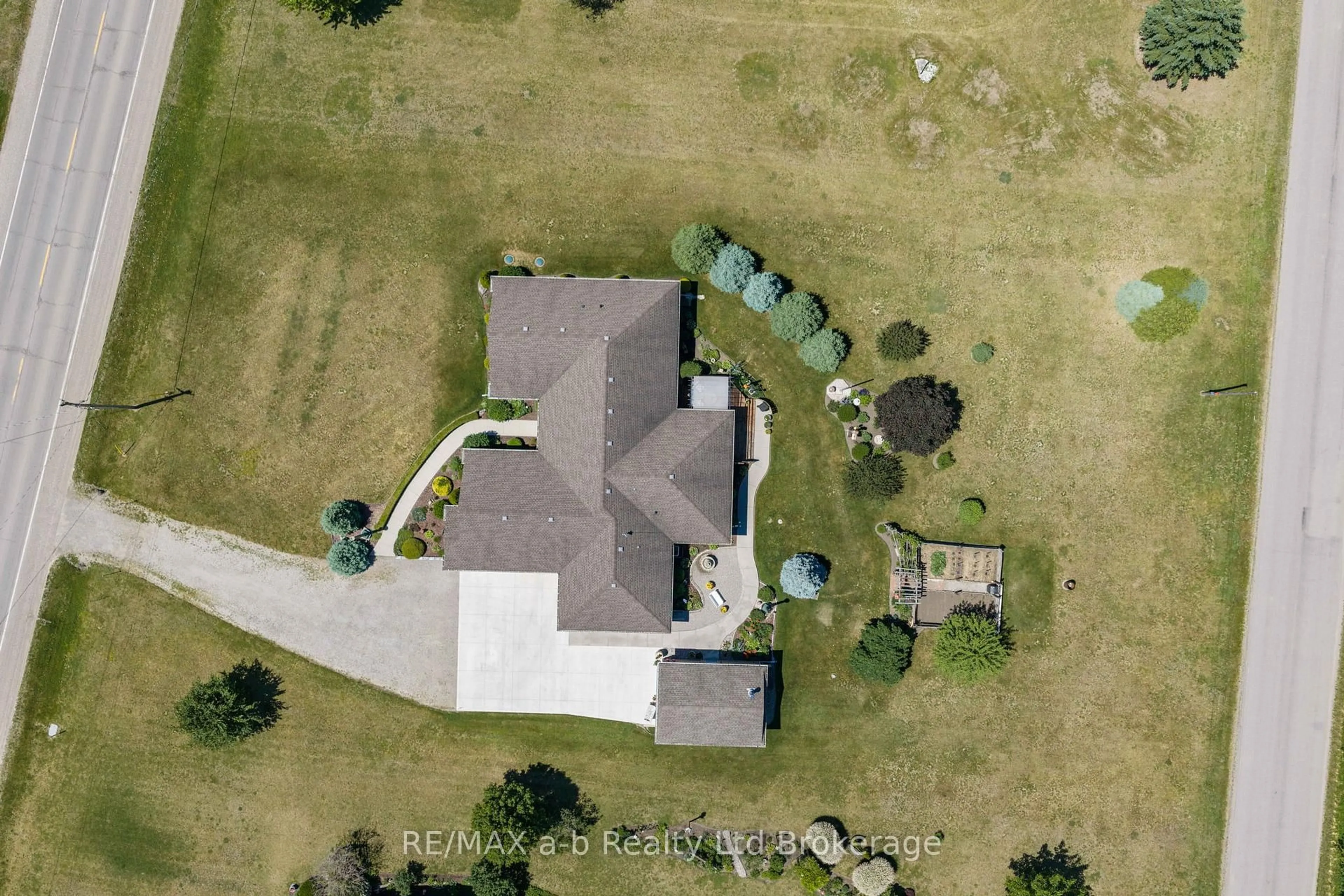 A pic from outside/outdoor area/front of a property/back of a property/a pic from drone, street for 172 Highway 53, Brant Ontario N0E 1B0