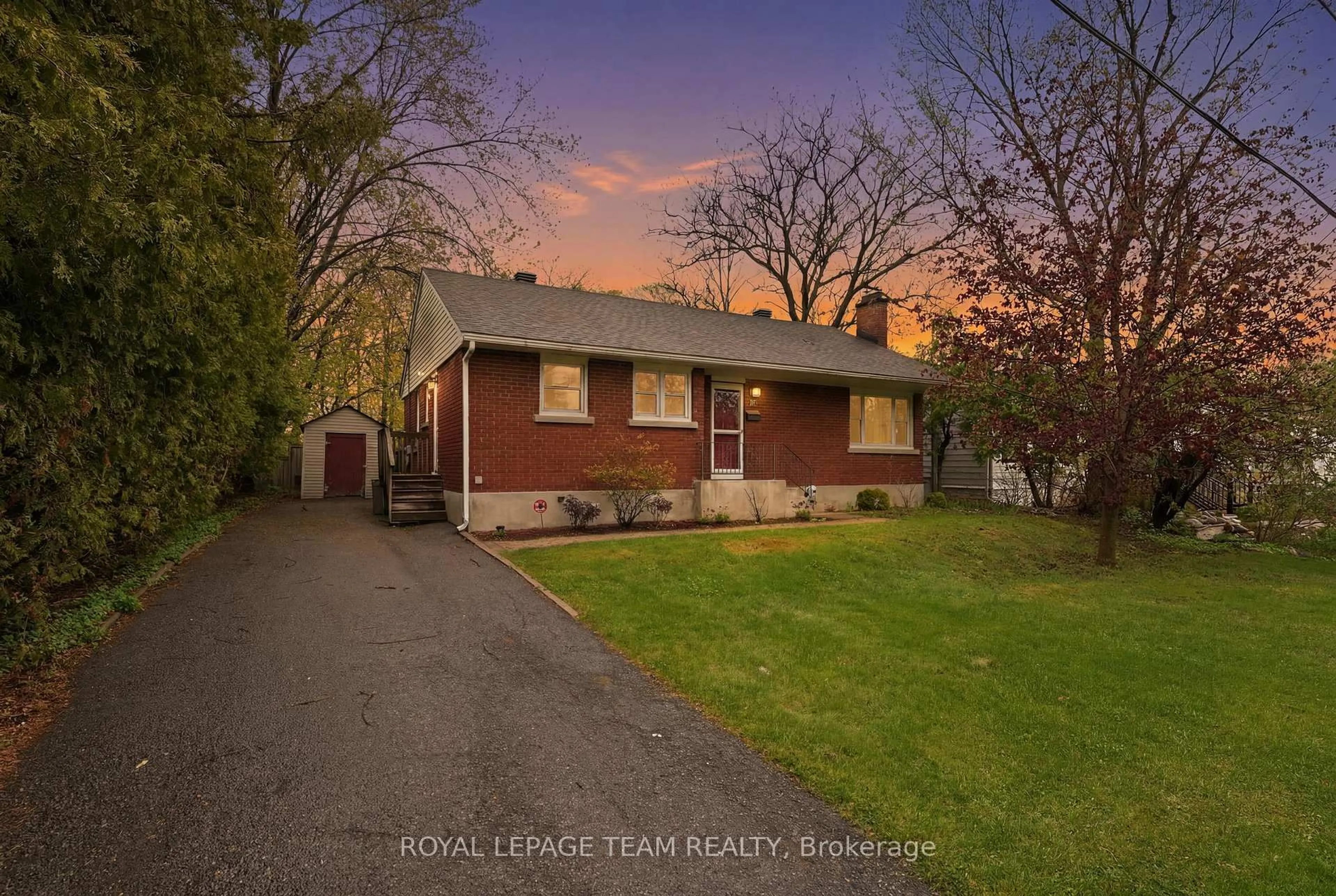 A pic from outside/outdoor area/front of a property/back of a property/a pic from drone, street for 49 Crownhill St, Ottawa Ontario K1J 7K5