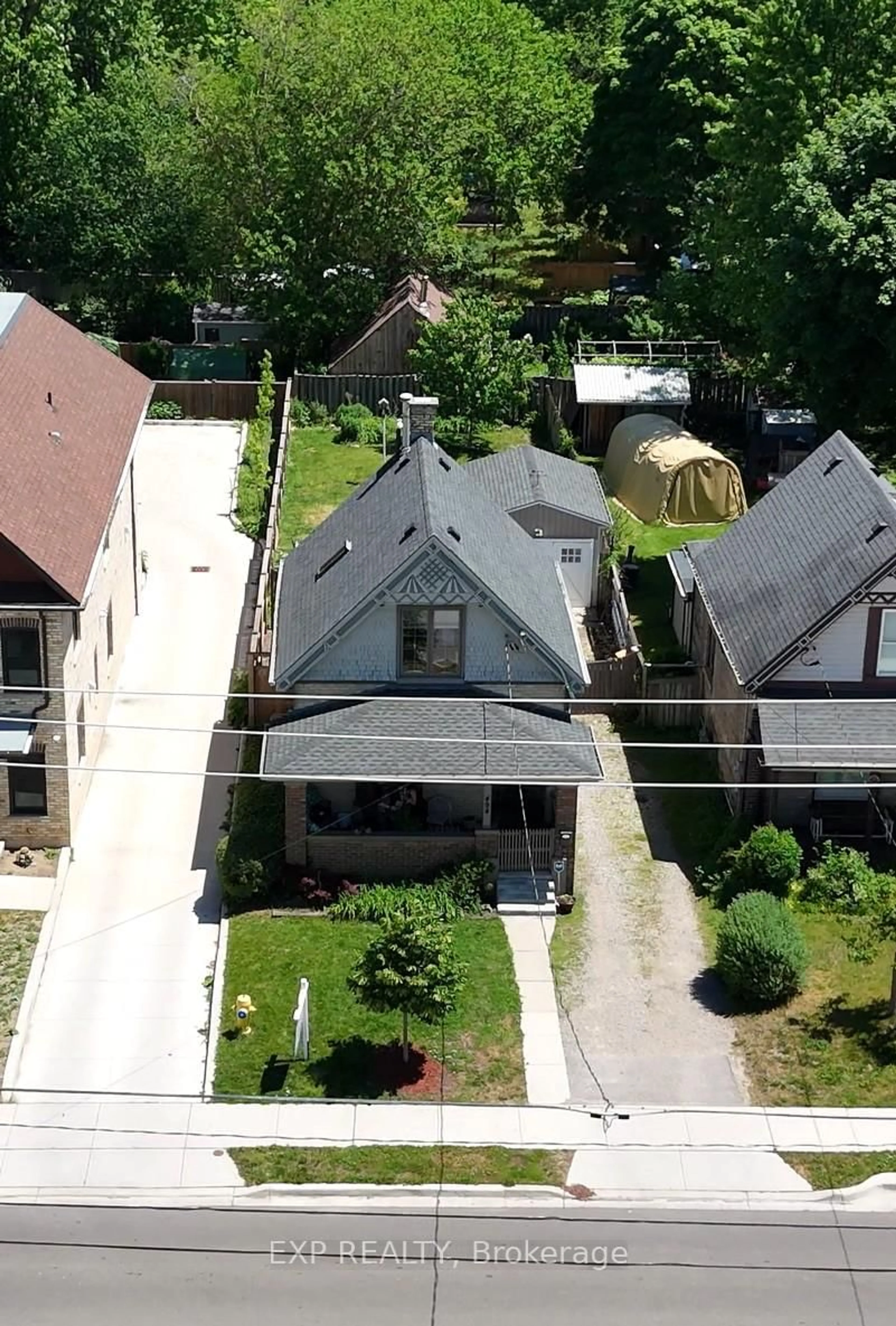 A pic from outside/outdoor area/front of a property/back of a property/a pic from drone, street for 494 ENGLISH St, London East Ontario N5W 3T8