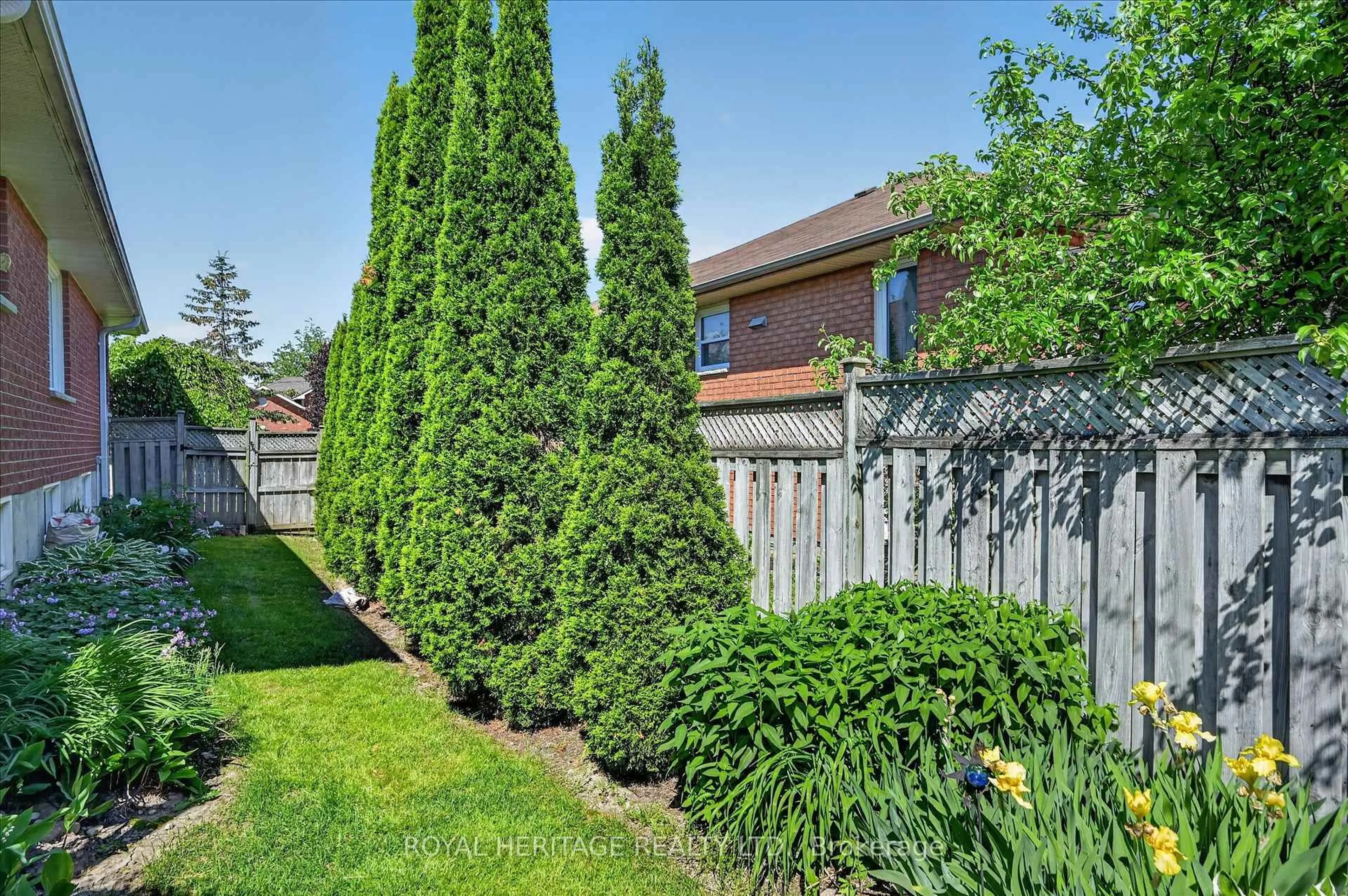 Patio, street for 21 Eakins Cres, Kawartha Lakes Ontario K9V 6J9