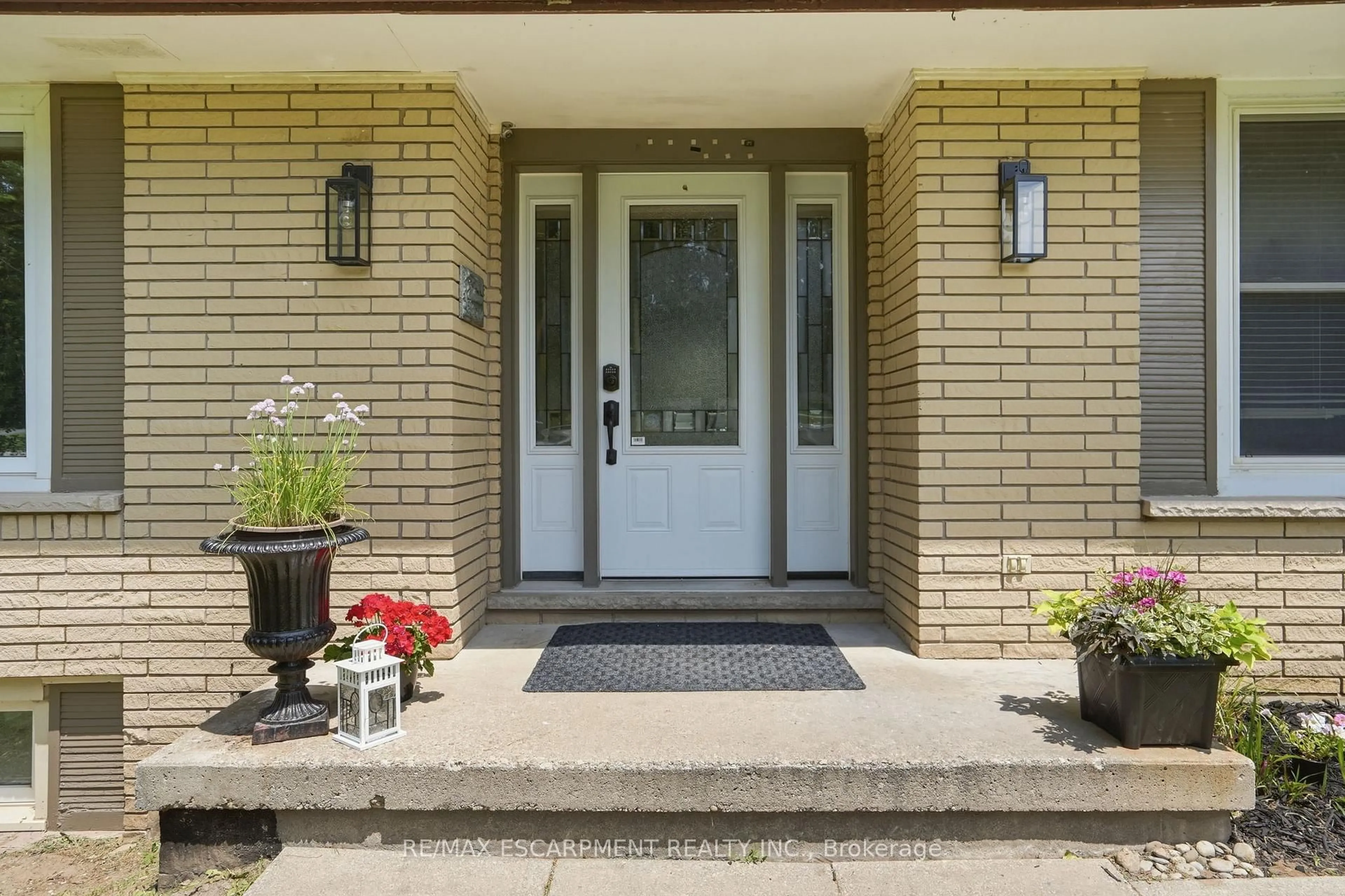 Indoor entryway for 318 Freelton Rd, Hamilton Ontario N0B 2J0
