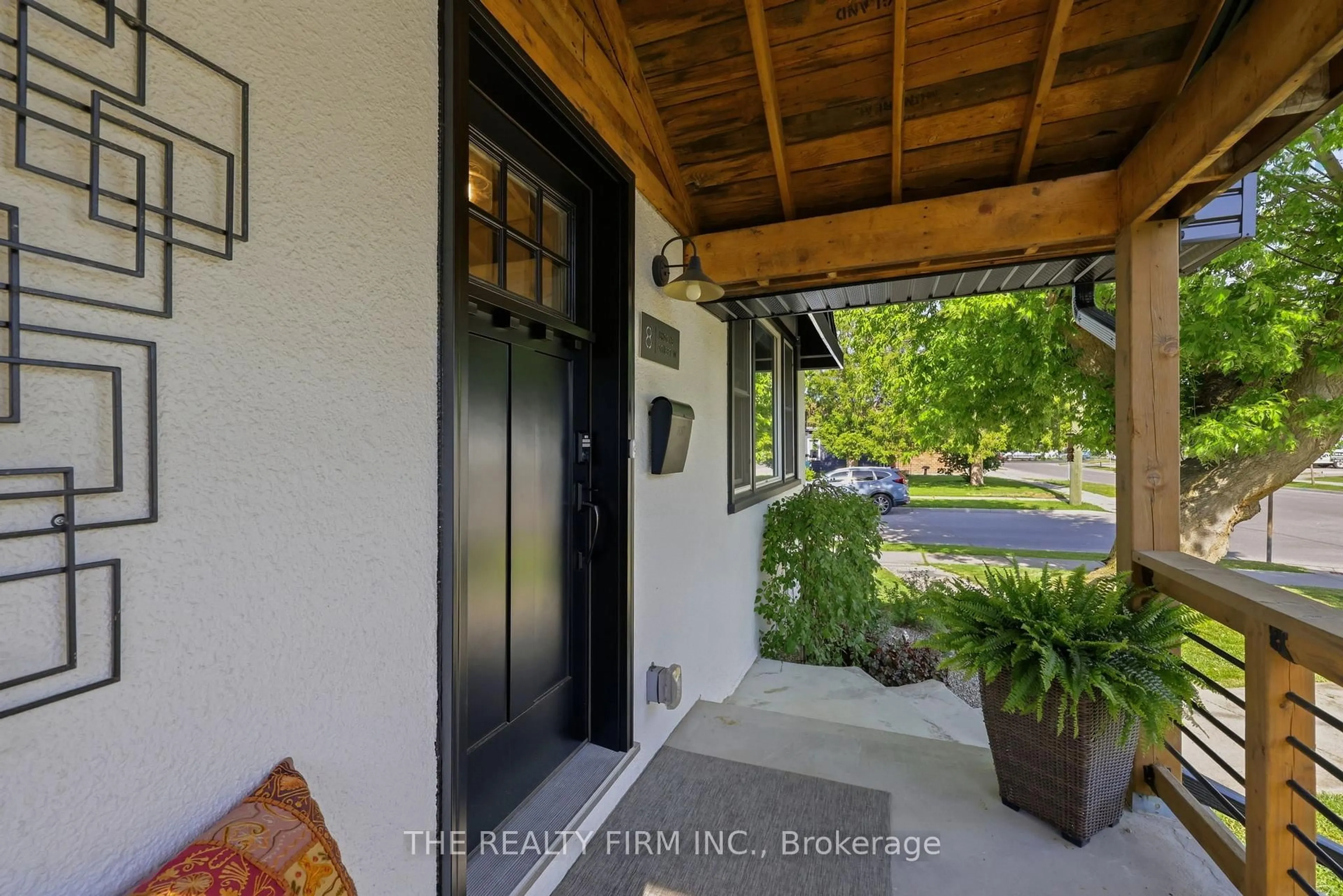 Indoor entryway for 8 Briscoe St, London South Ontario N6J 1L8