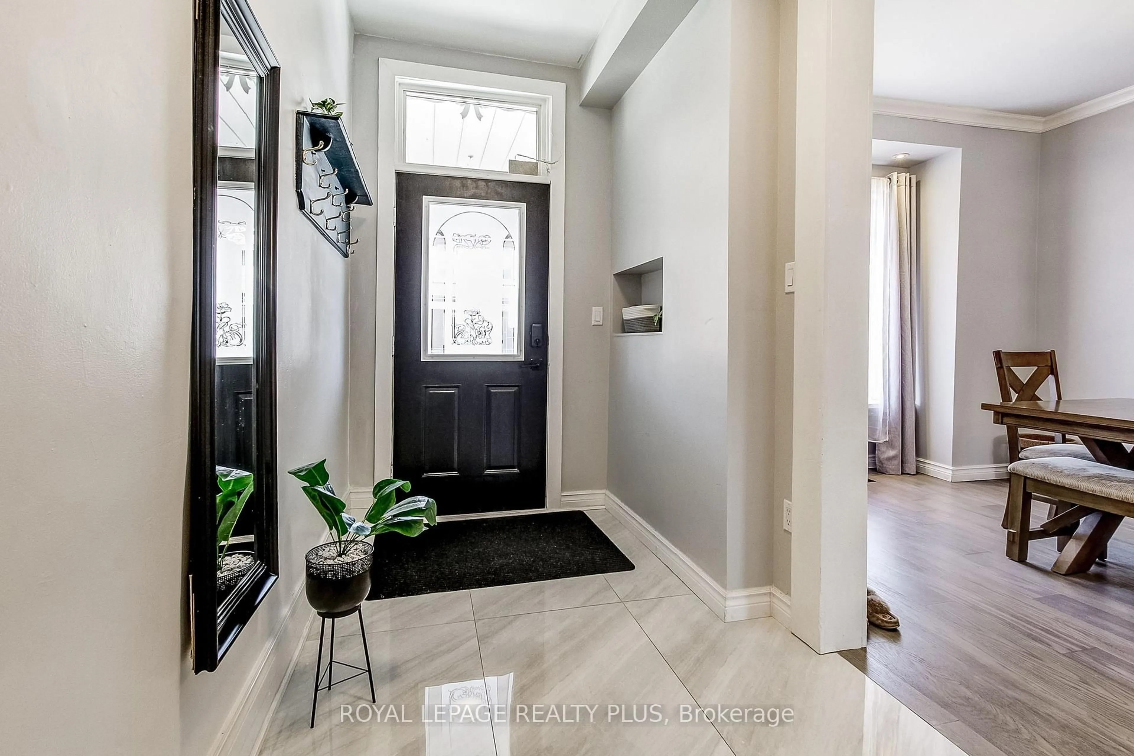 Indoor entryway for 38 Rosemont Ave, Hamilton Ontario L8L 2M3