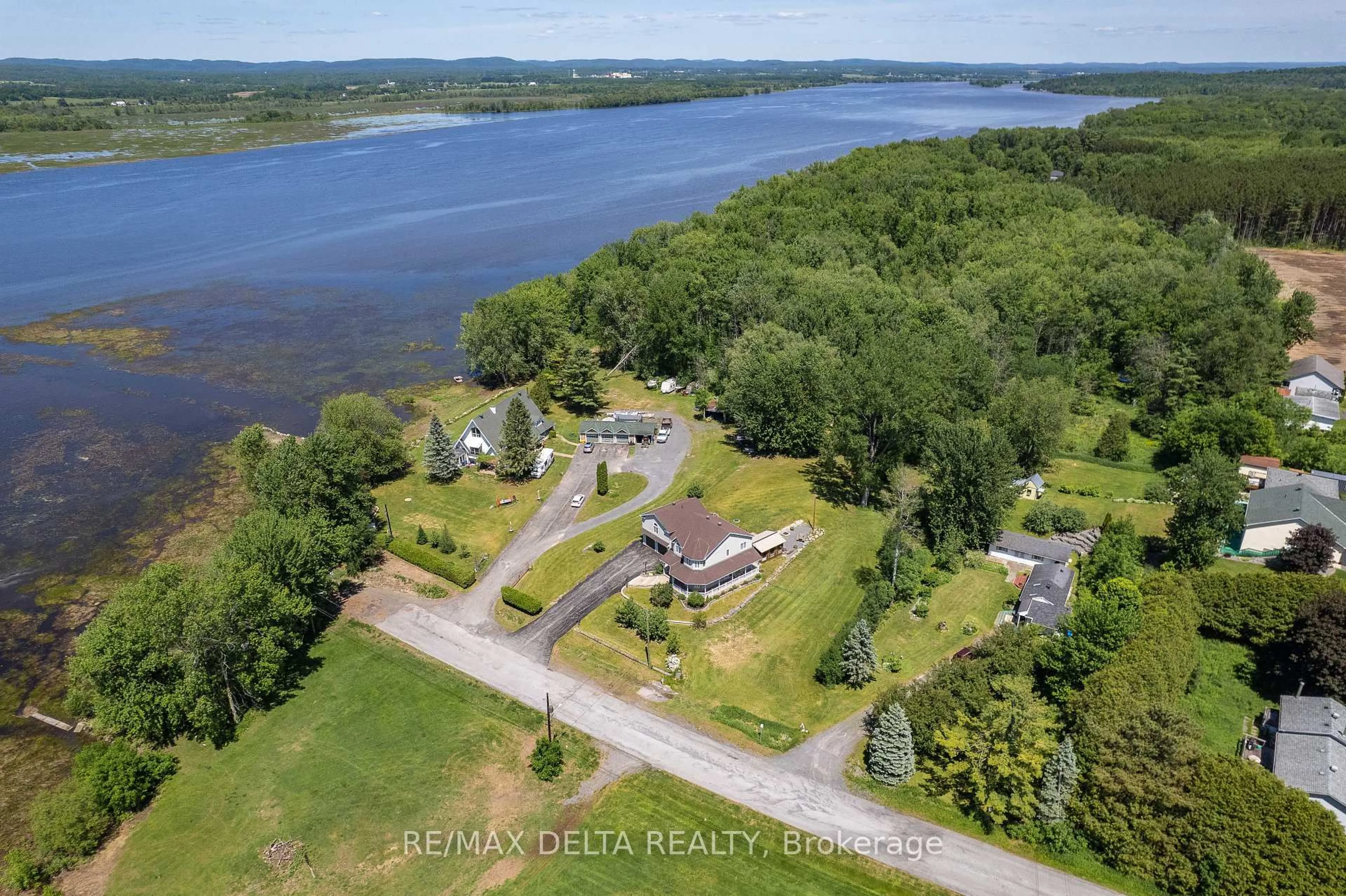 A pic from outside/outdoor area/front of a property/back of a property/a pic from drone, water/lake/river/ocean view for 115 Pigeon St, Clarence-Rockland Ontario K4K 1J8