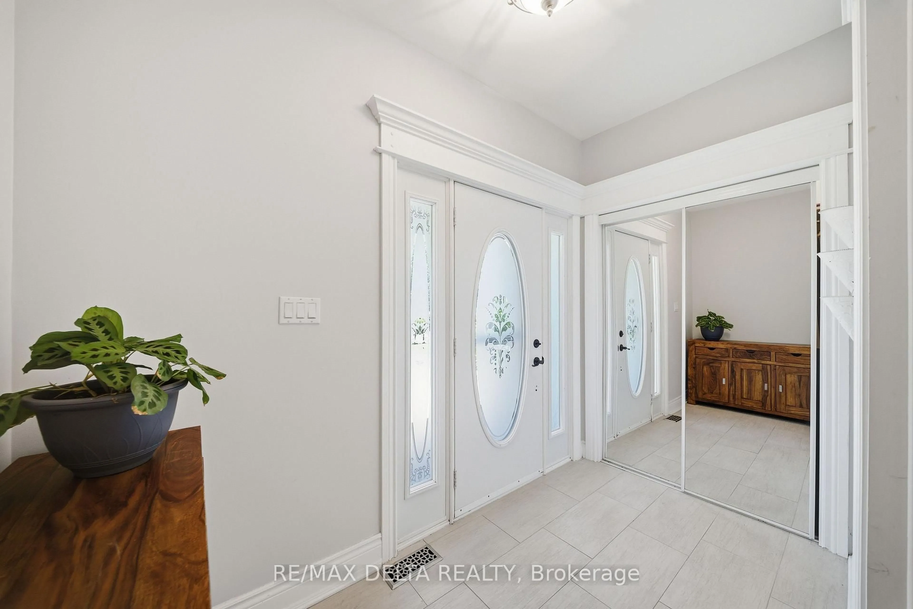Indoor entryway for 115 Pigeon St, Clarence-Rockland Ontario K4K 1J8