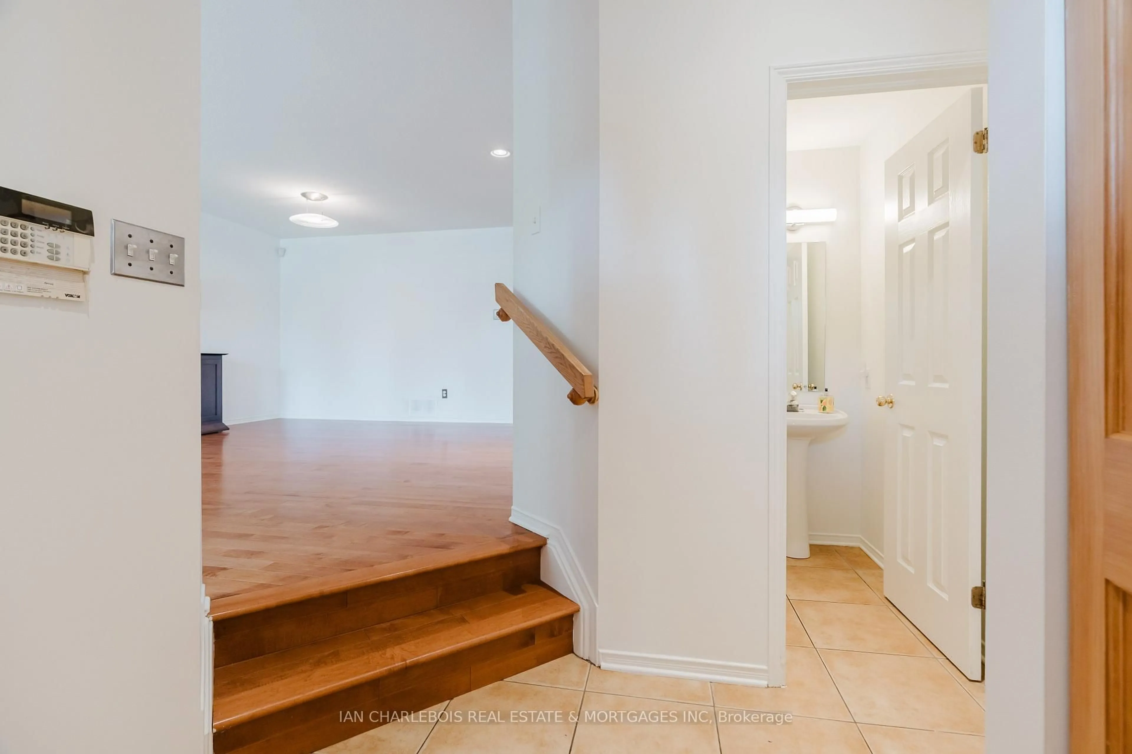 Indoor entryway for 6020 Longleaf Dr, Orleans Ontario K1W 1J2