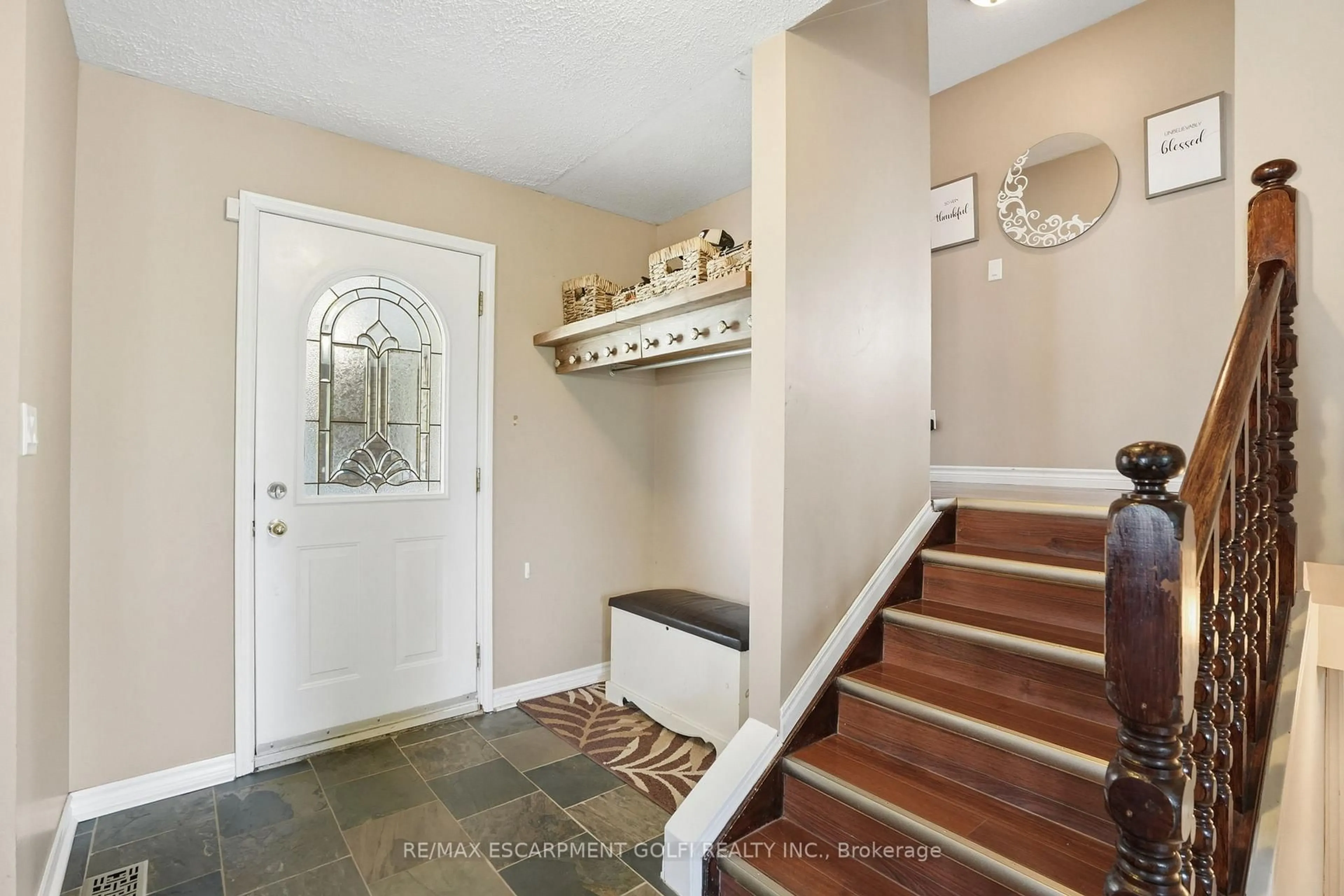 Indoor entryway for 2 LORING Cres, Hamilton Ontario L8E 3X3
