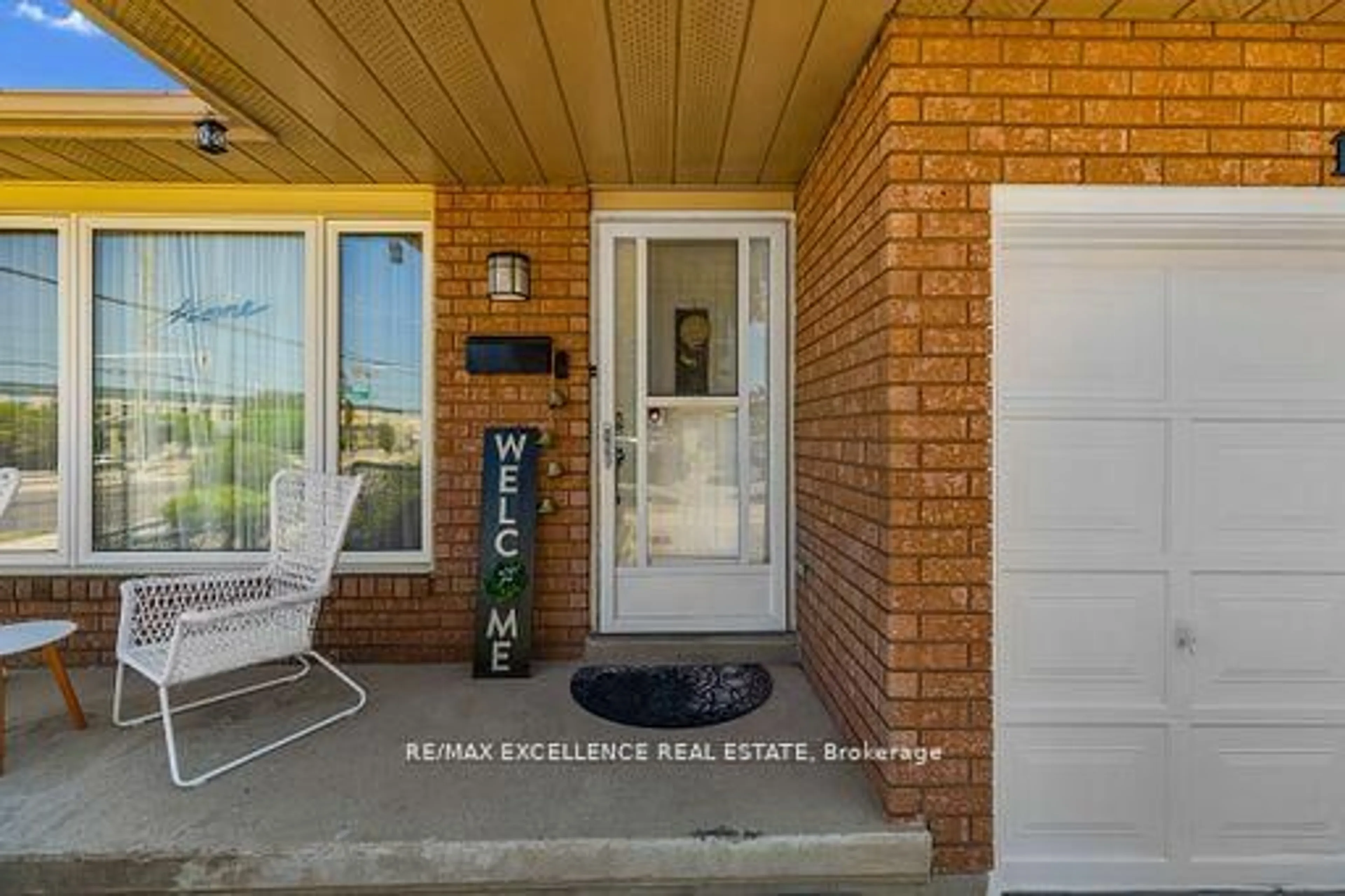 Indoor entryway for 102 Juniper Dr, Hamilton Ontario L8E 4G6