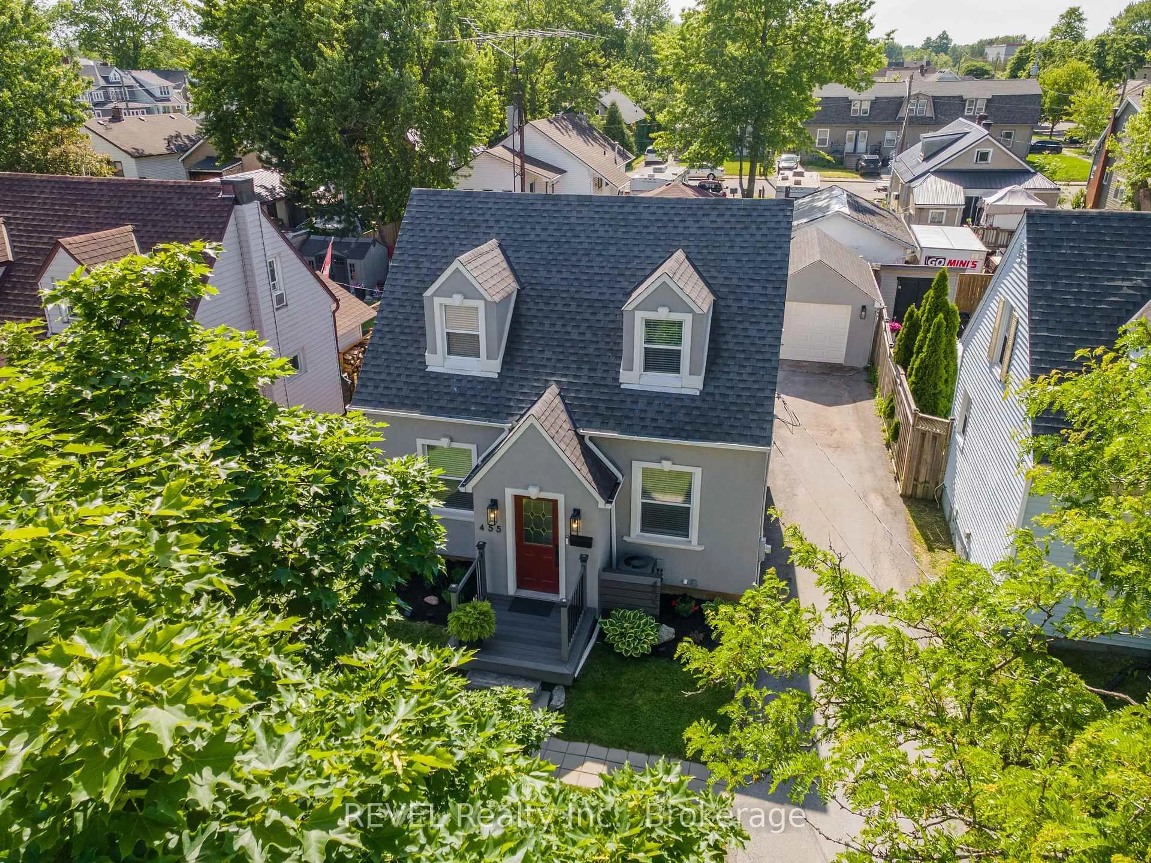 A pic from outside/outdoor area/front of a property/back of a property/a pic from drone, street for 455 Wallace Ave, Welland Ontario L3B 1R3