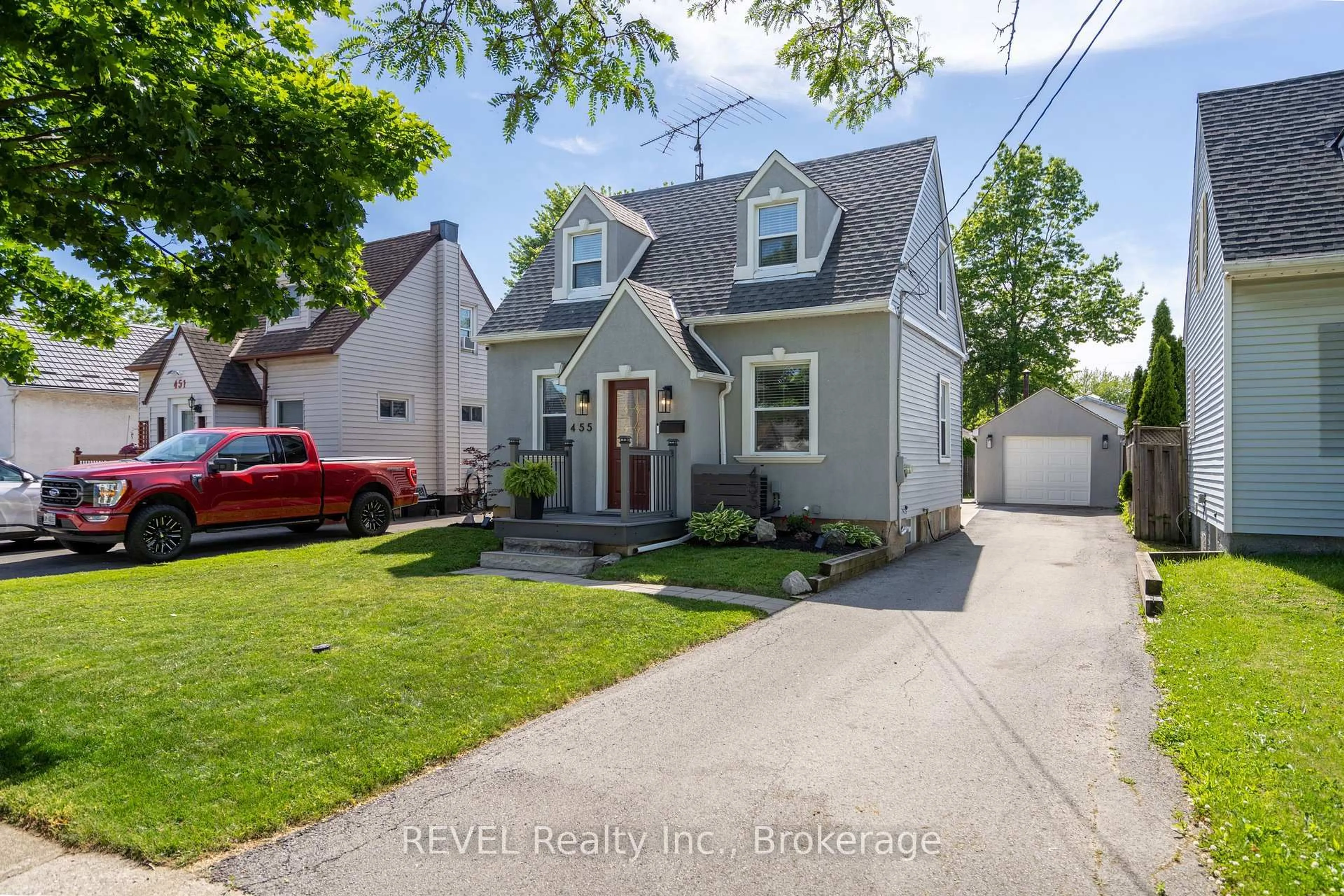 Home with vinyl exterior material, street for 455 Wallace Ave, Welland Ontario L3B 1R3