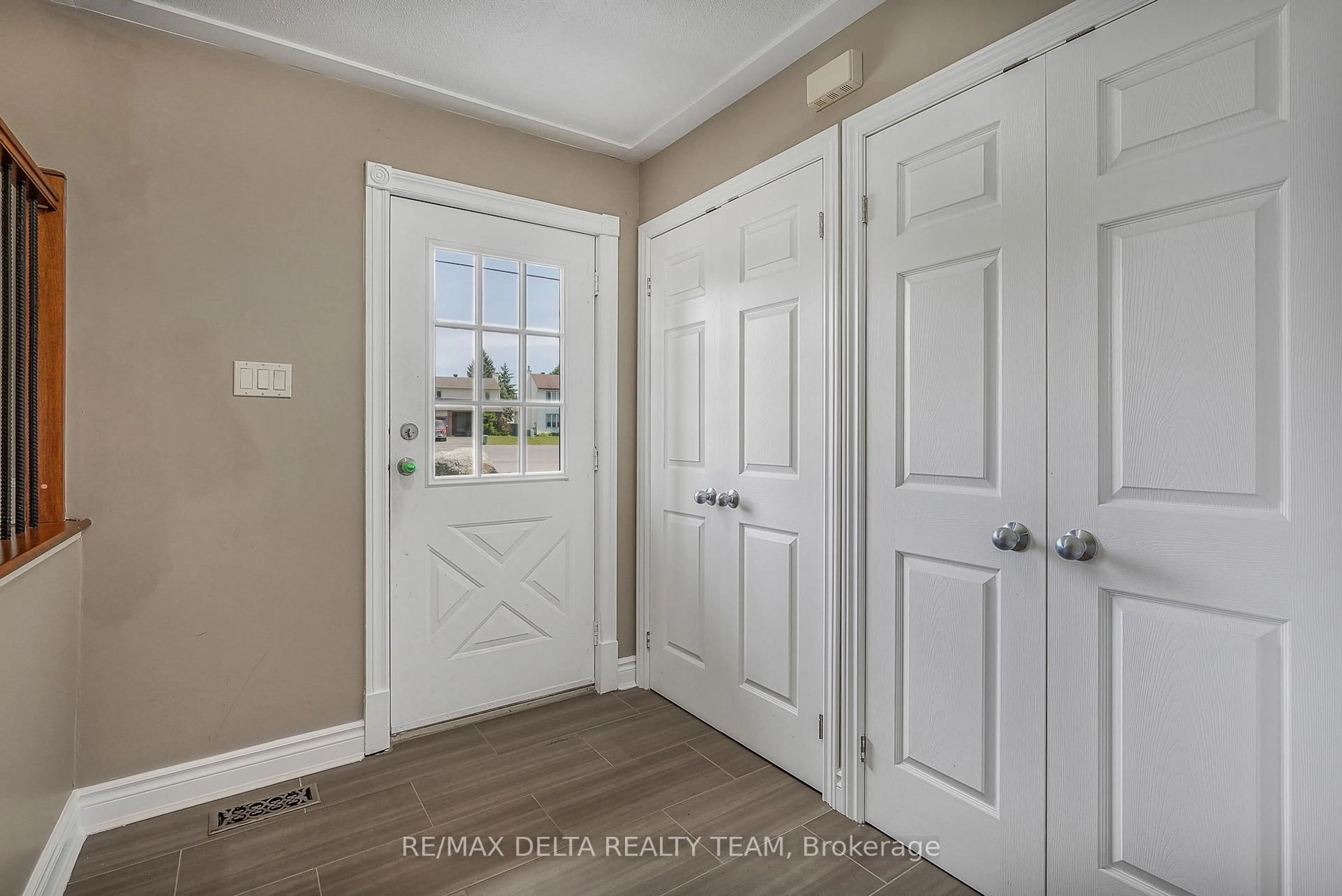 Indoor entryway for 1596 Boyer Rd, Ottawa Ontario K1C 1R2