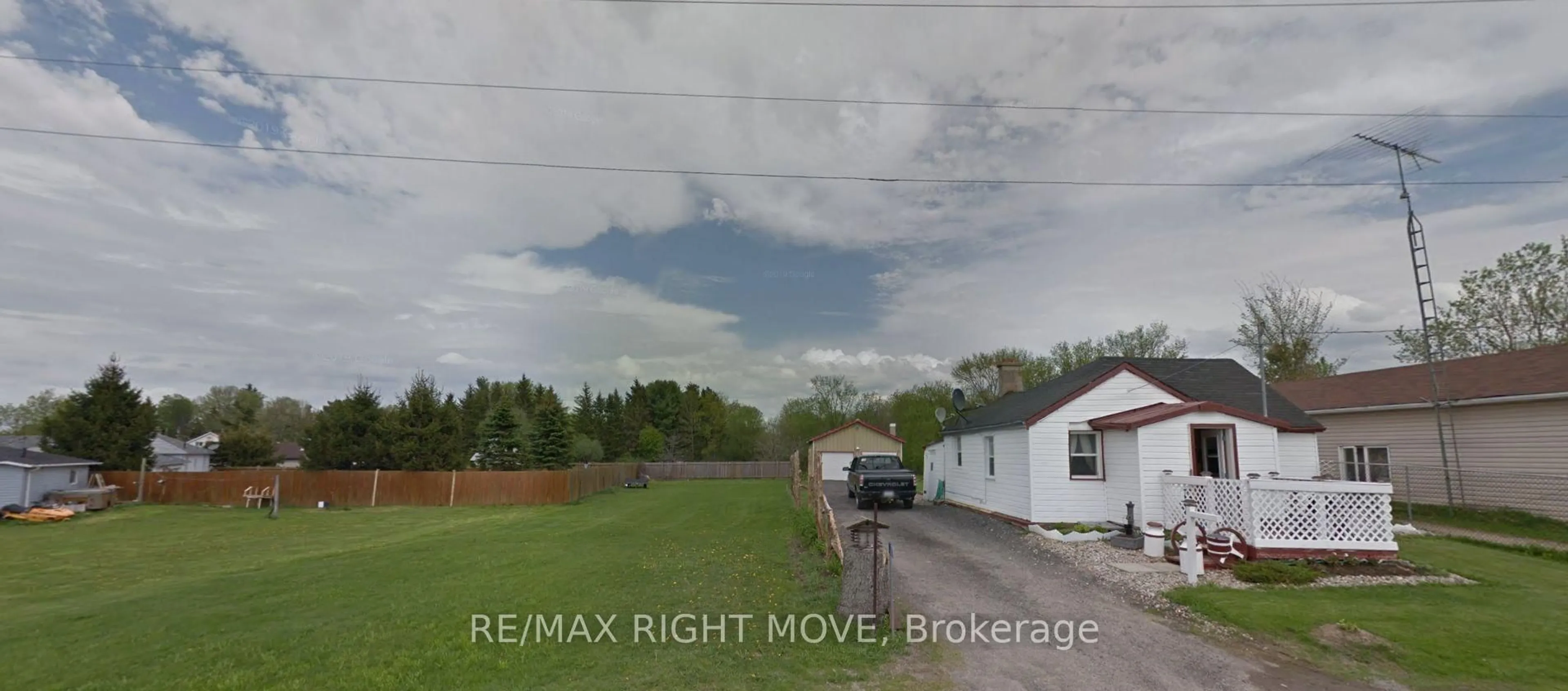 Blurry image for 103 Bay St, Leeds and the Thousand Islands Ontario K0H 2N0