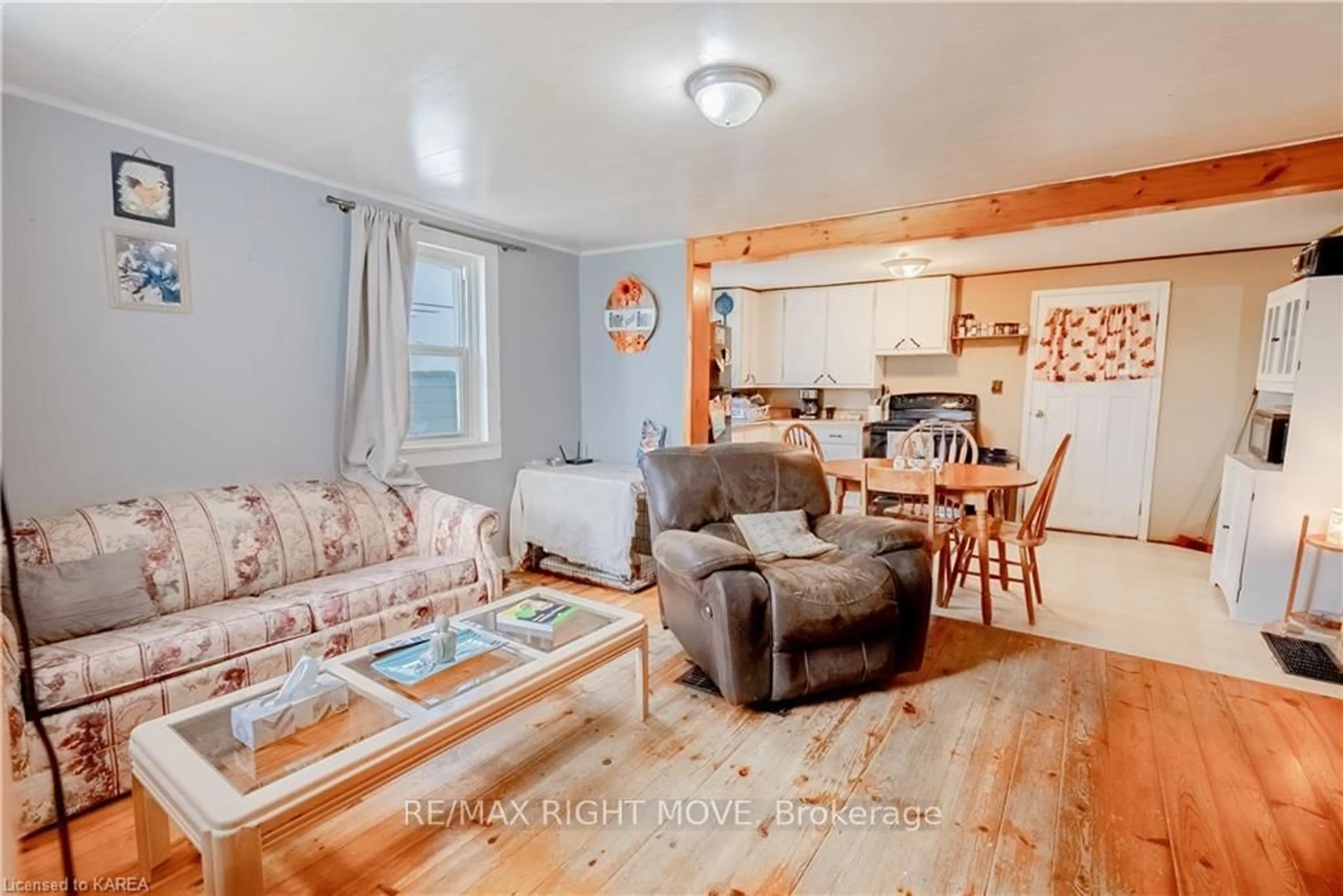 Living room with furniture, wood/laminate floor for 103 Bay St, Leeds and the Thousand Islands Ontario K0H 2N0