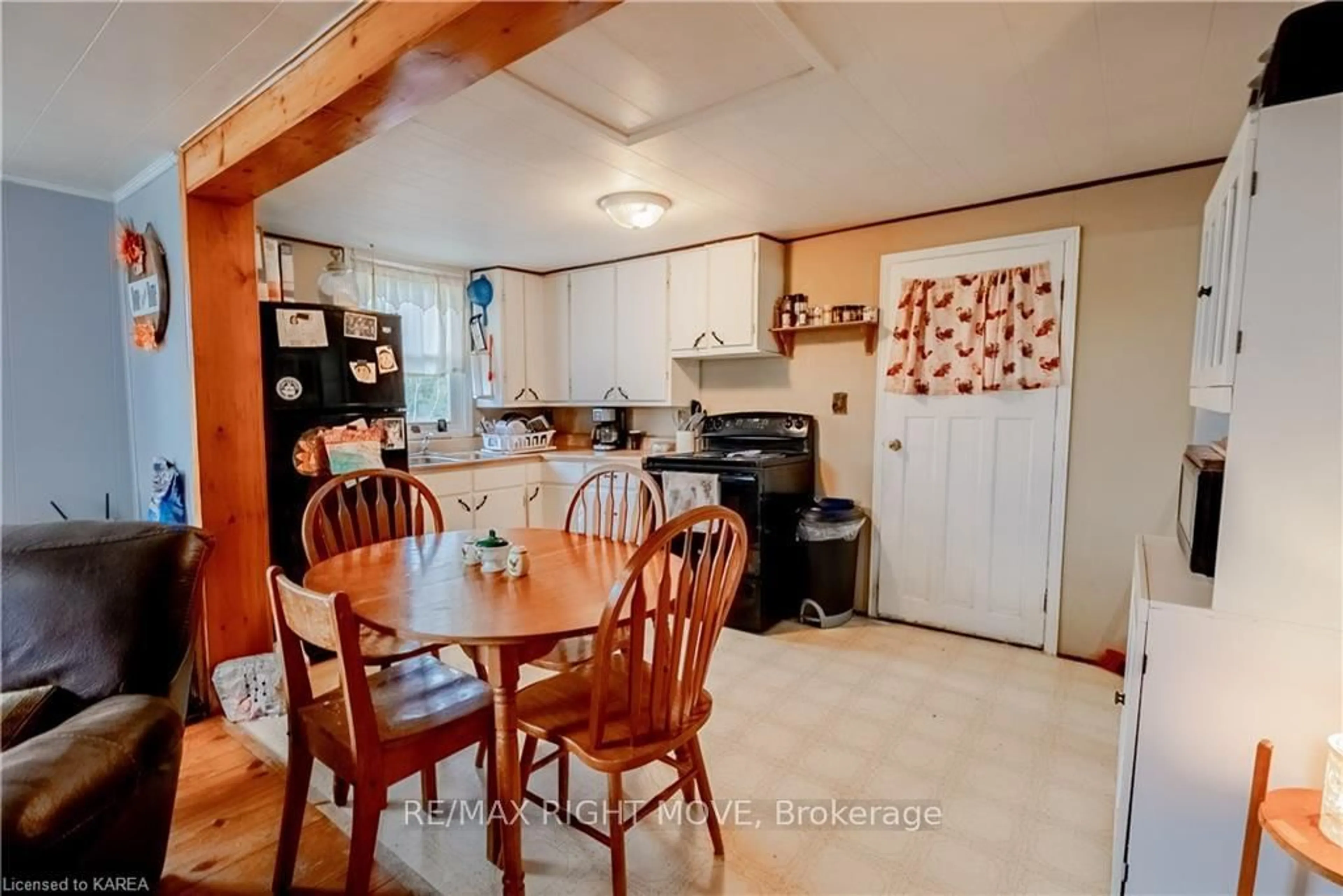 Standard kitchen, ceramic/tile floor for 103 Bay St, Leeds and the Thousand Islands Ontario K0H 2N0