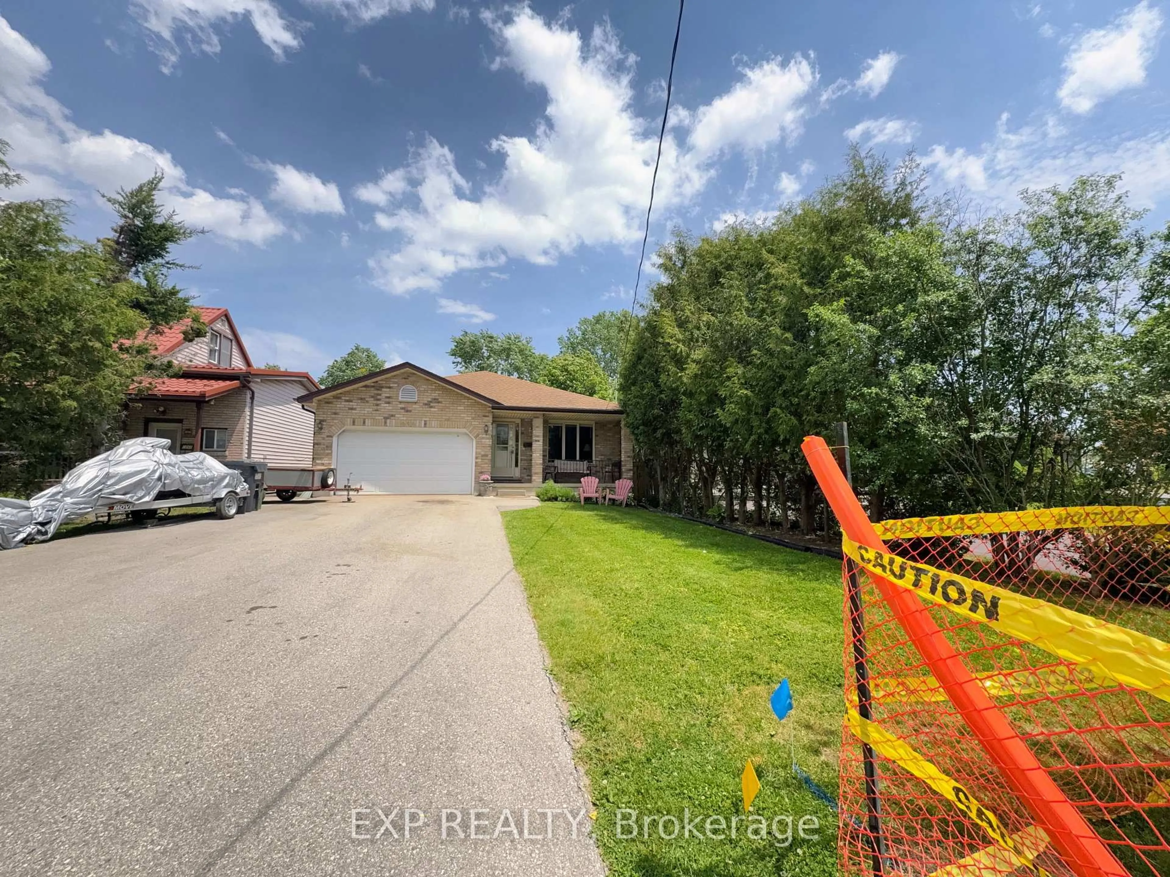 A pic from outside/outdoor area/front of a property/back of a property/a pic from drone, street for 1050 WILLOW Dr, London South Ontario N6E 1P3
