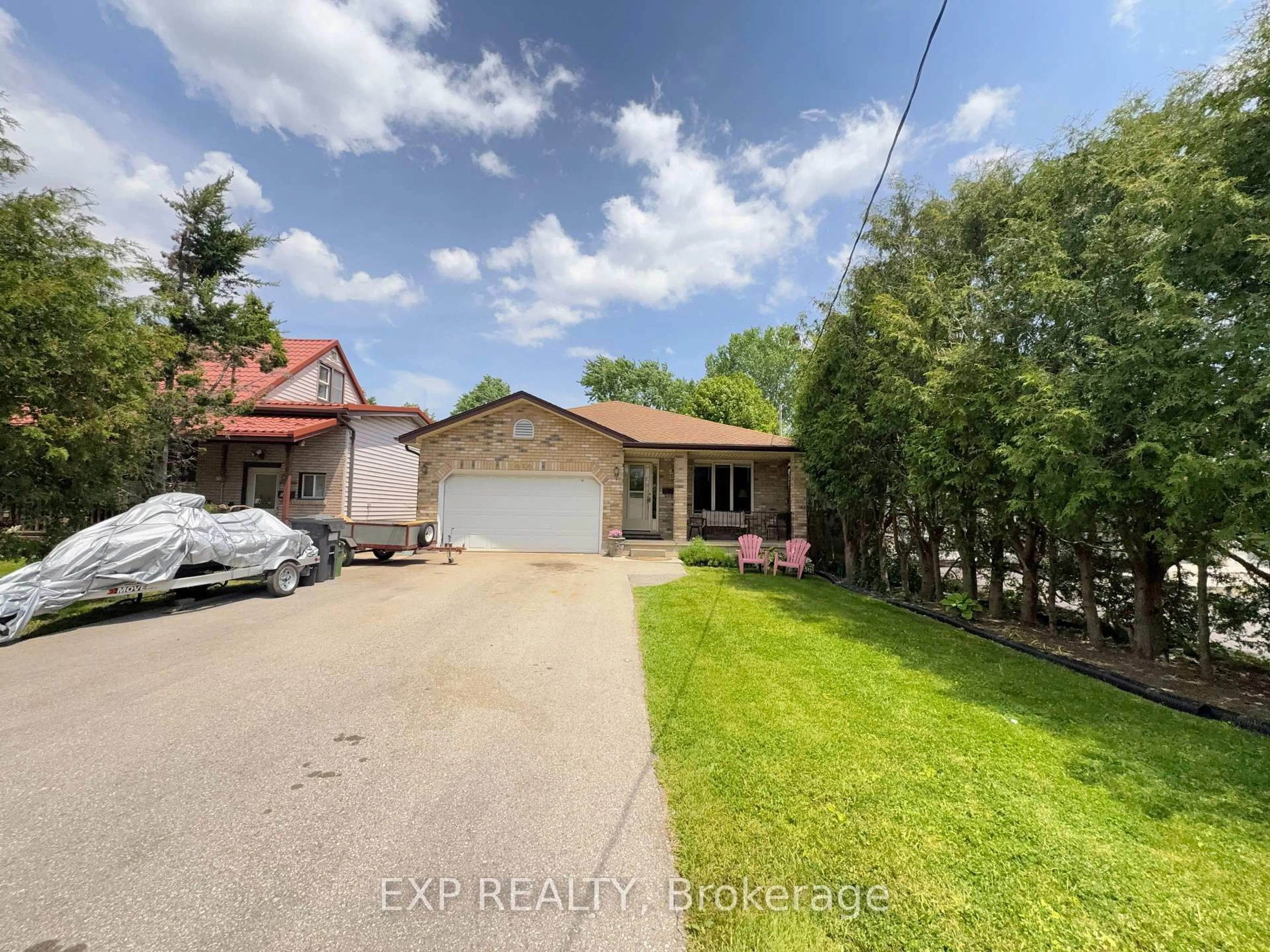 A pic from outside/outdoor area/front of a property/back of a property/a pic from drone, street for 1050 WILLOW Dr, London South Ontario N6E 1P3
