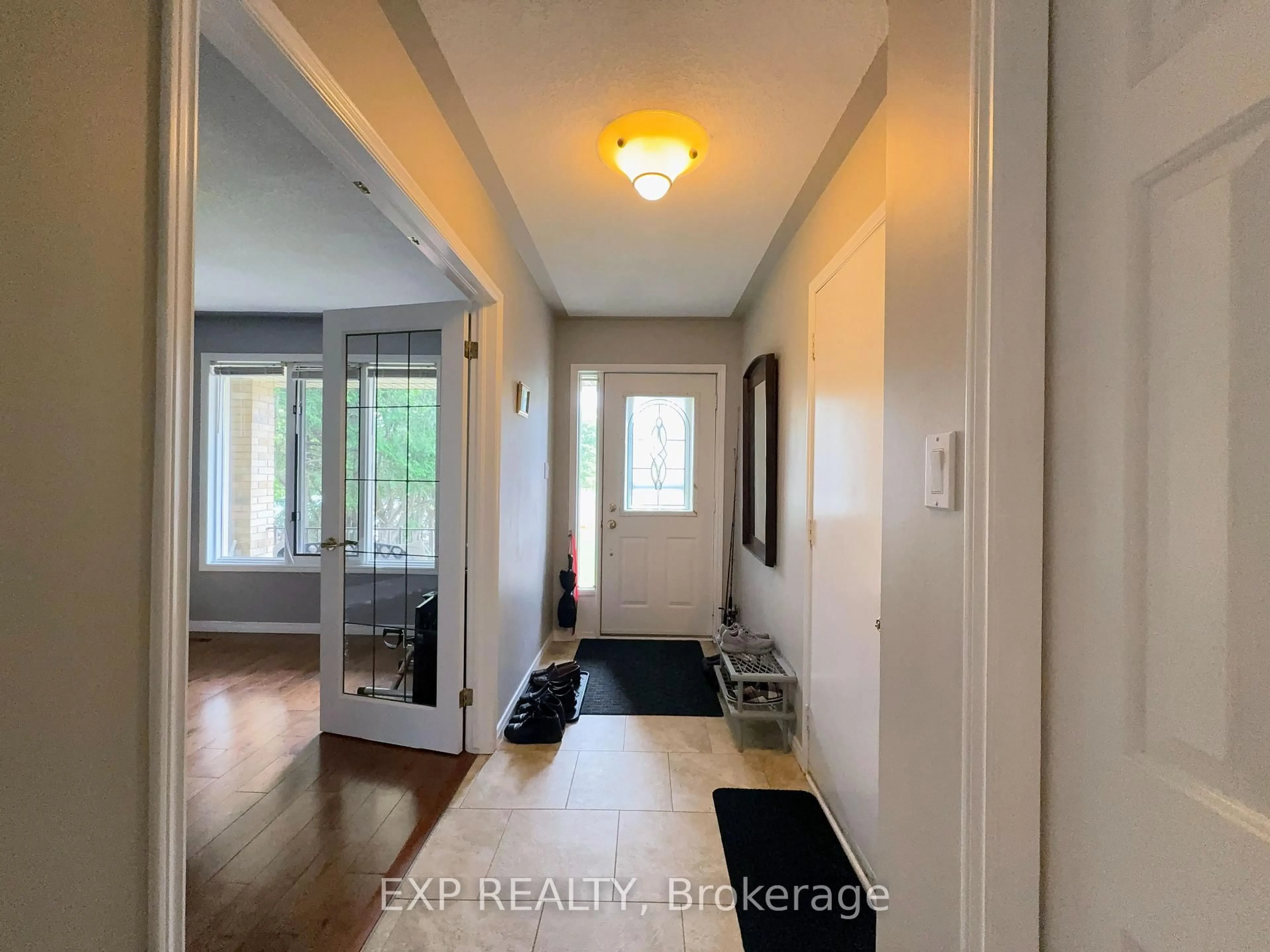 Indoor entryway for 1050 WILLOW Dr, London South Ontario N6E 1P3