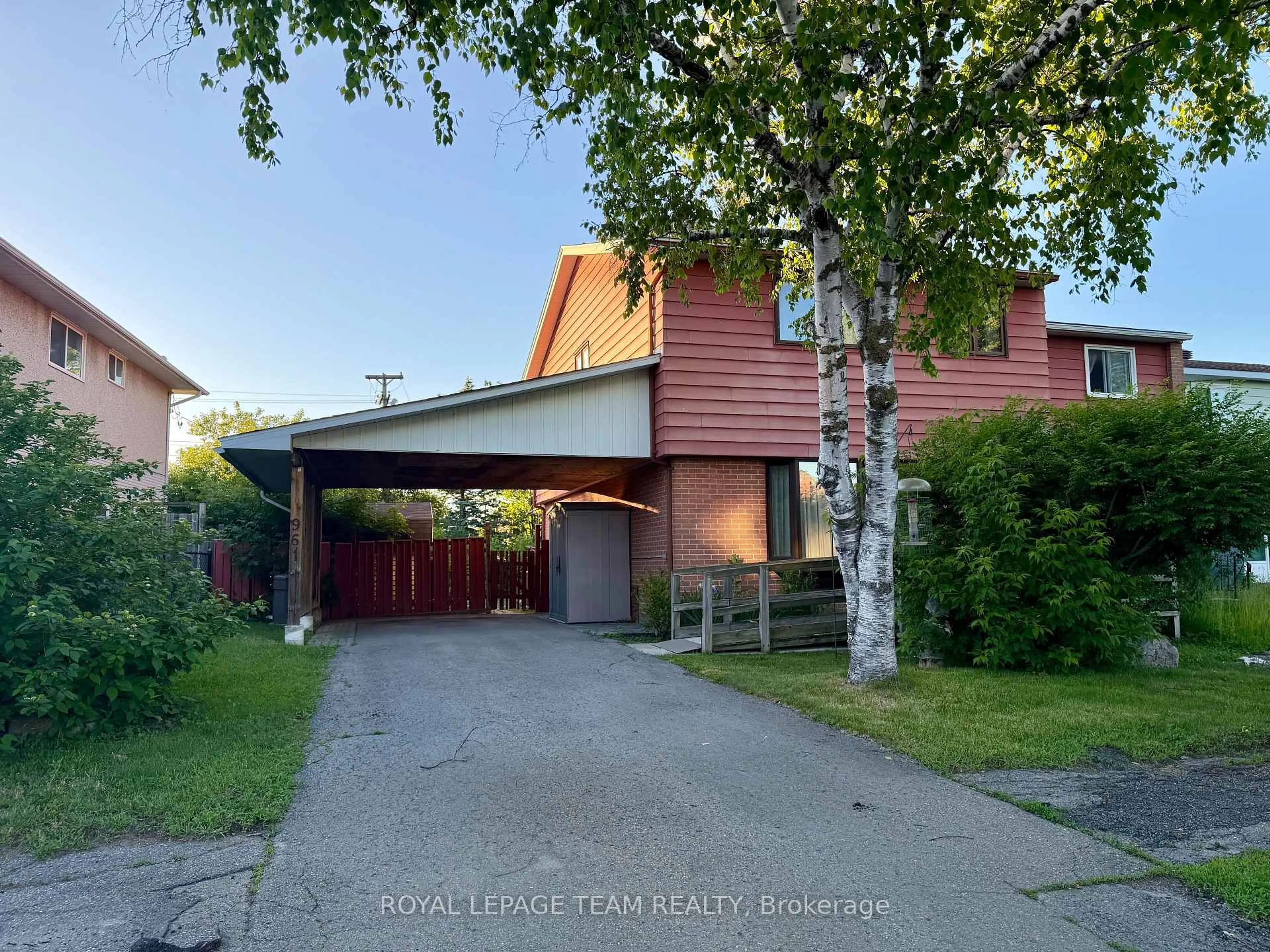 A pic from outside/outdoor area/front of a property/back of a property/a pic from drone, street for 961 Greenbriar Ave, Ottawa Ontario K2C 0J8